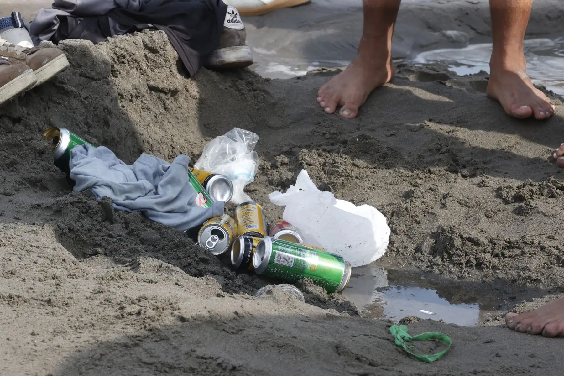 Acumulación de desechos abandonados por los bañistas, basura en la playa de agua dulce distrito de Chorrillos. Foto: ANDINA/Vidal Tarqui