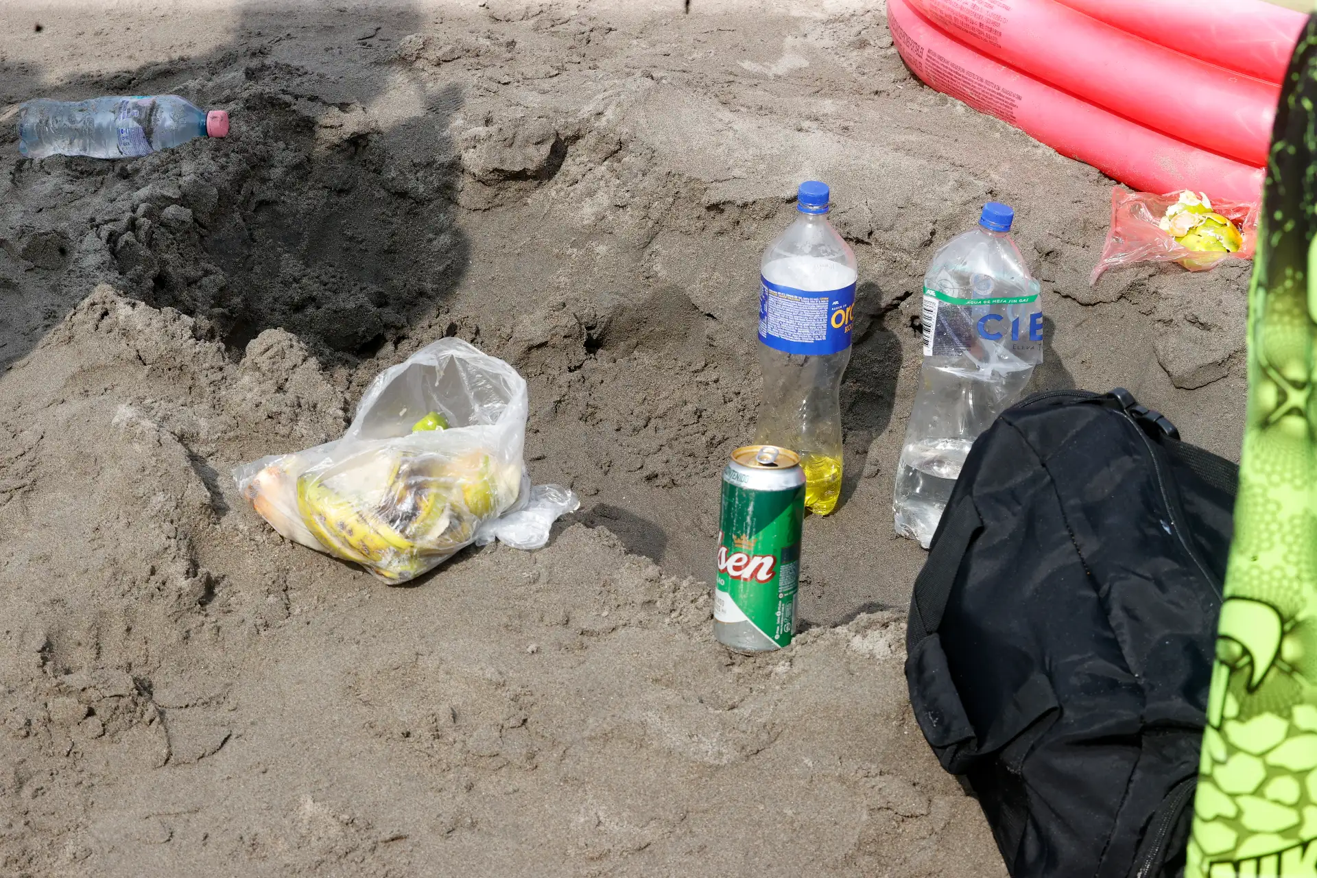 Acumulación de desechos abandonados por los bañistas, basura en la playa de agua dulce distrito de Chorrillos. Foto: ANDINA/Vidal Tarqui