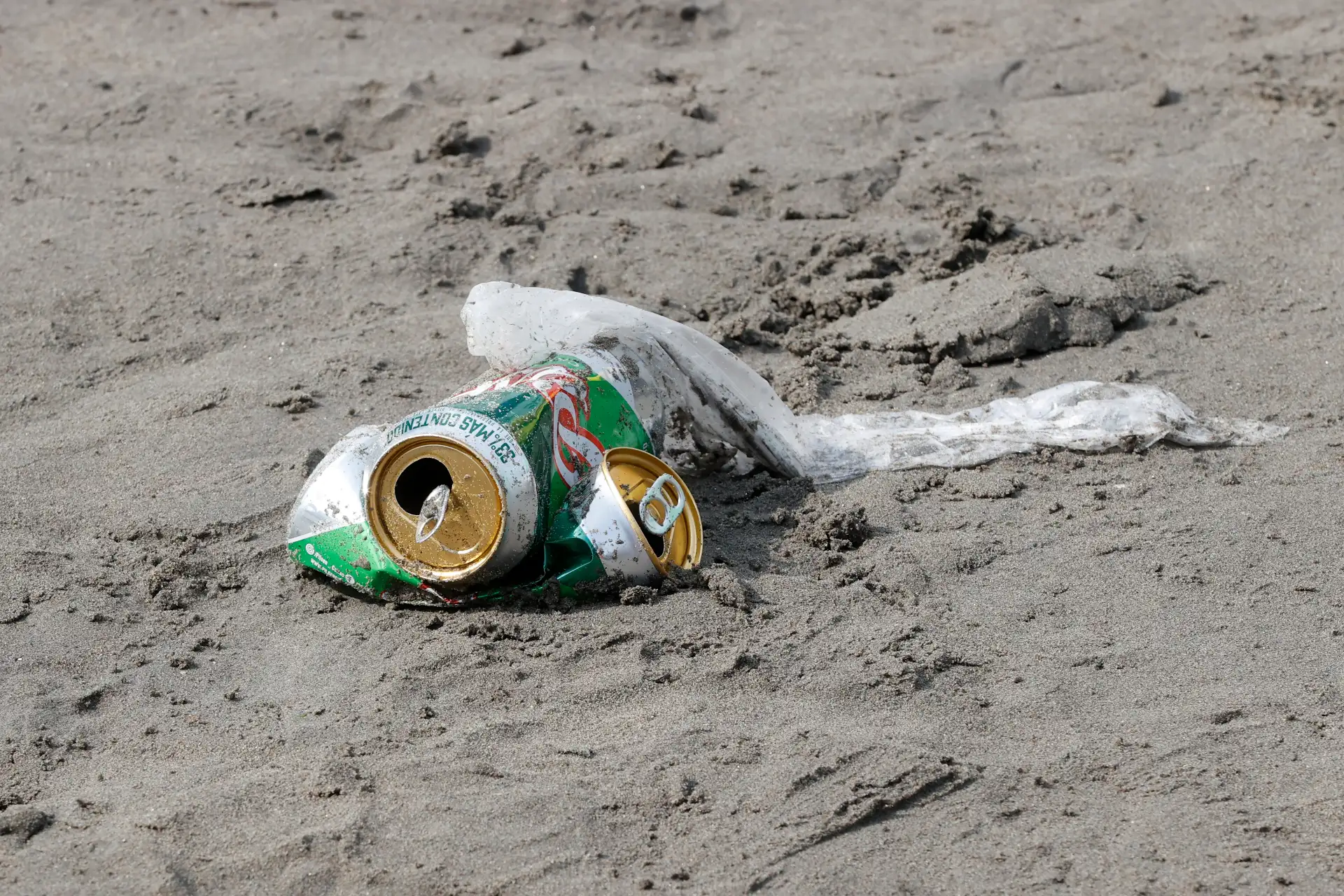 Acumulación de desechos abandonados por los bañistas, basura en la playa de agua dulce distrito de Chorrillos. Foto: ANDINA/Vidal Tarqui