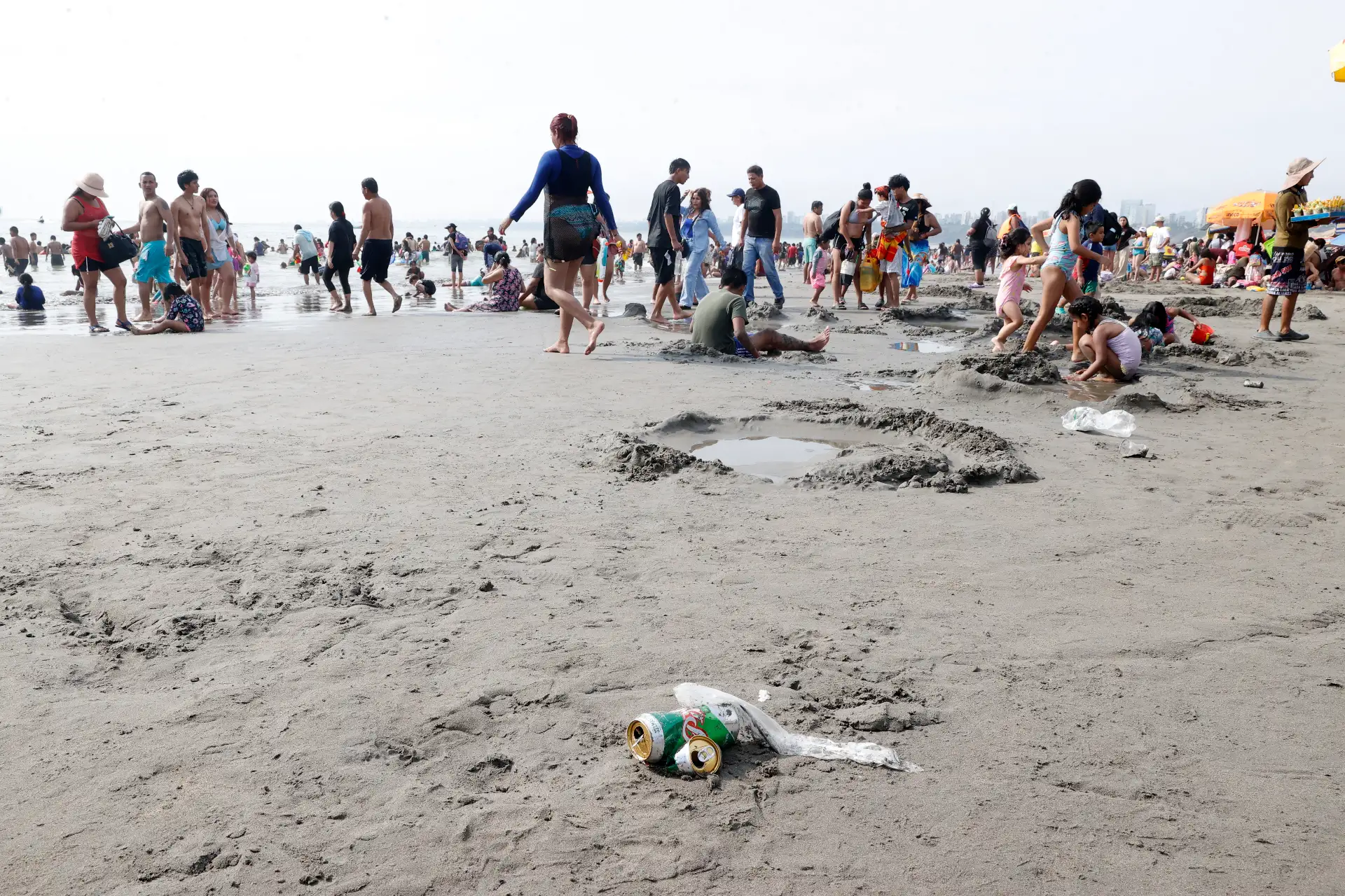Acumulación de desechos abandonados por los bañistas, basura en la playa de agua dulce distrito de Chorrillos. Foto: ANDINA/Vidal Tarqui