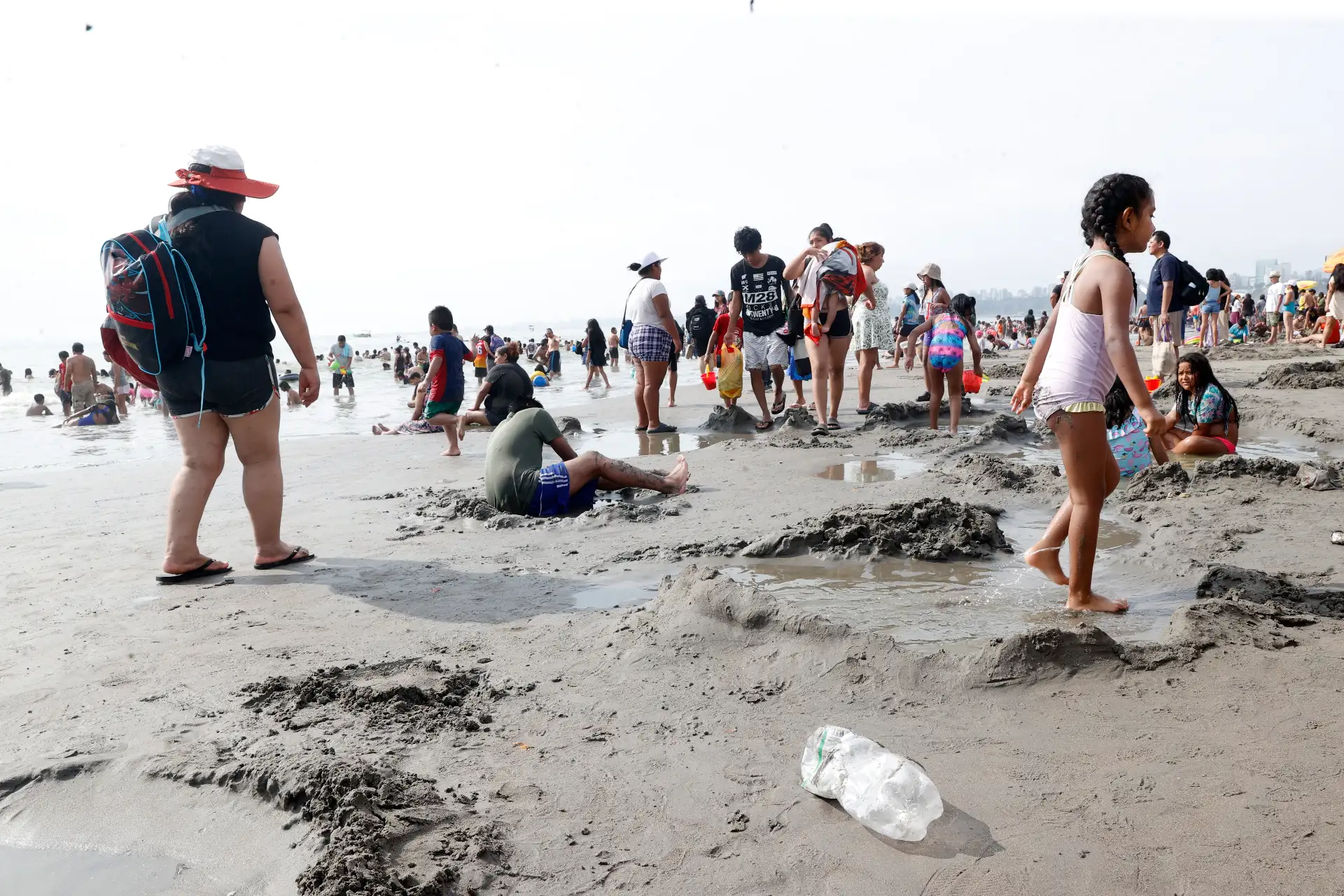 Acumulación de desechos abandonados por los bañistas, basura en la playa de agua dulce distrito de Chorrillos. Foto: ANDINA/Vidal Tarqui