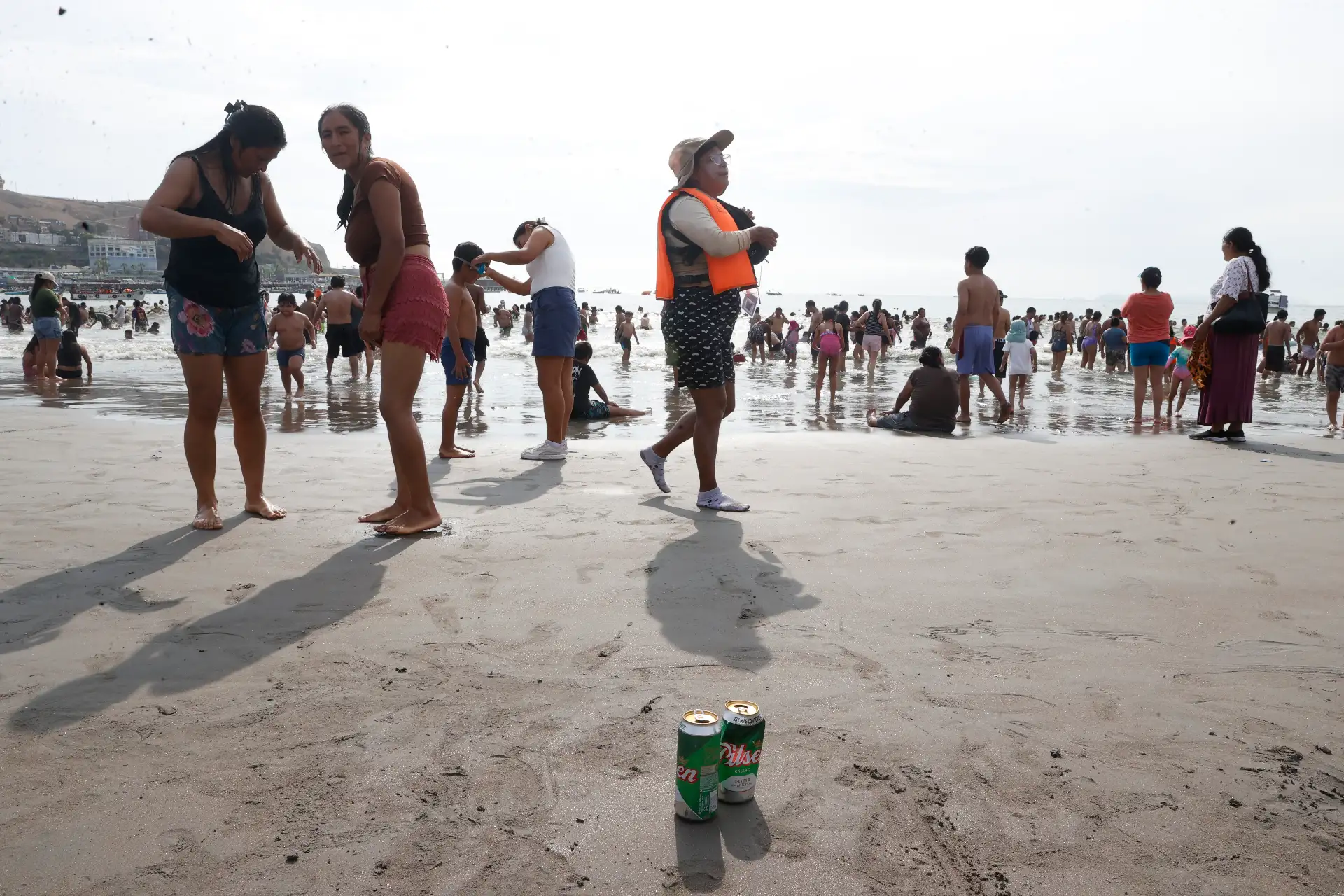 Acumulación de desechos abandonados por los bañistas, basura en la playa de agua dulce distrito de Chorrillos. Foto: ANDINA/Vidal Tarqui