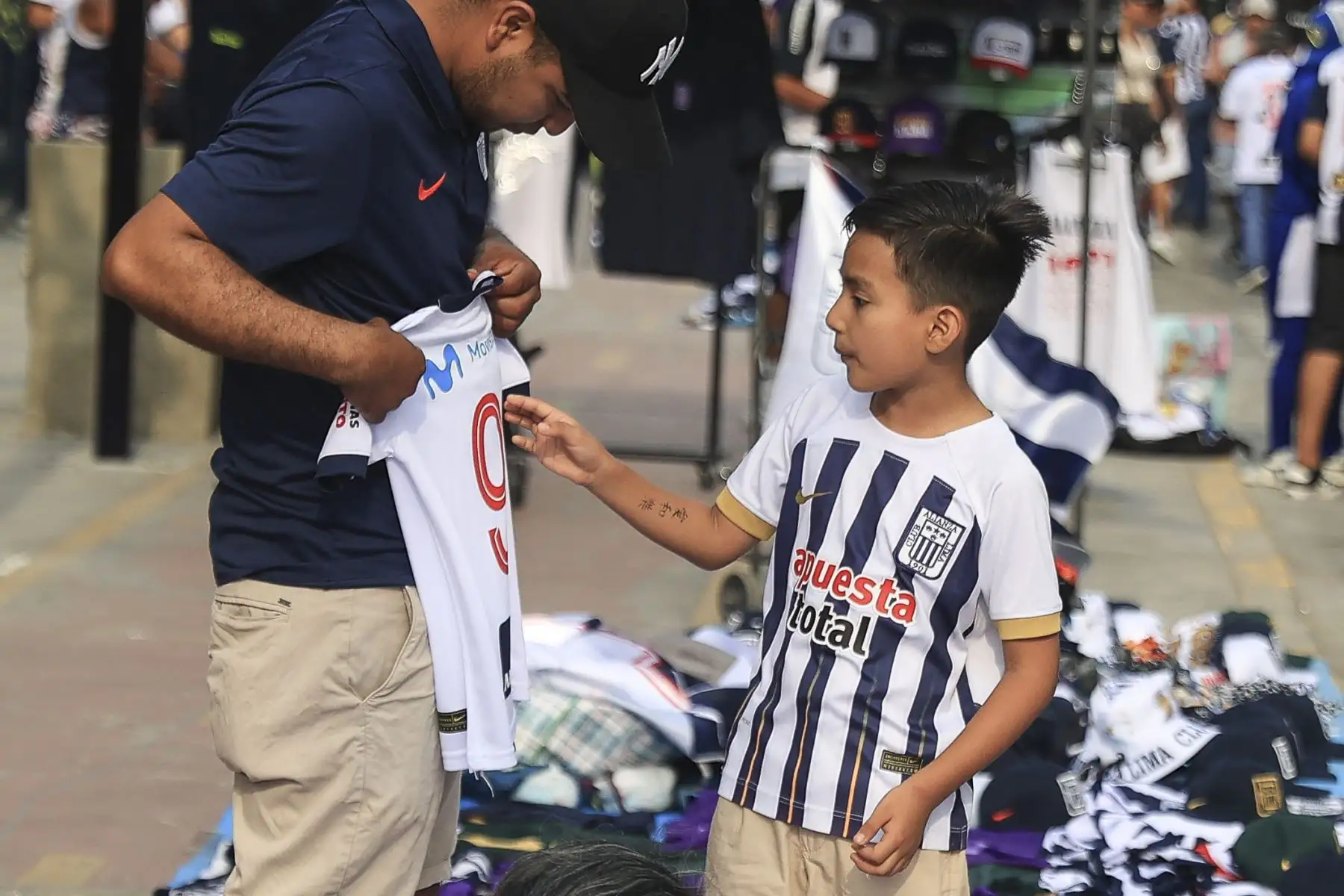 Hinchas blanquiazules esperan el inicio del partido entre Alianza Lima y Comerciantes Unidos por la fecha 2 del Torneo Apertura de la Liga 1. El partido será en el estadio Alejandro Villanueva de La Victoria. Foto: ANDINA/Jhonel Rodríguez Robles