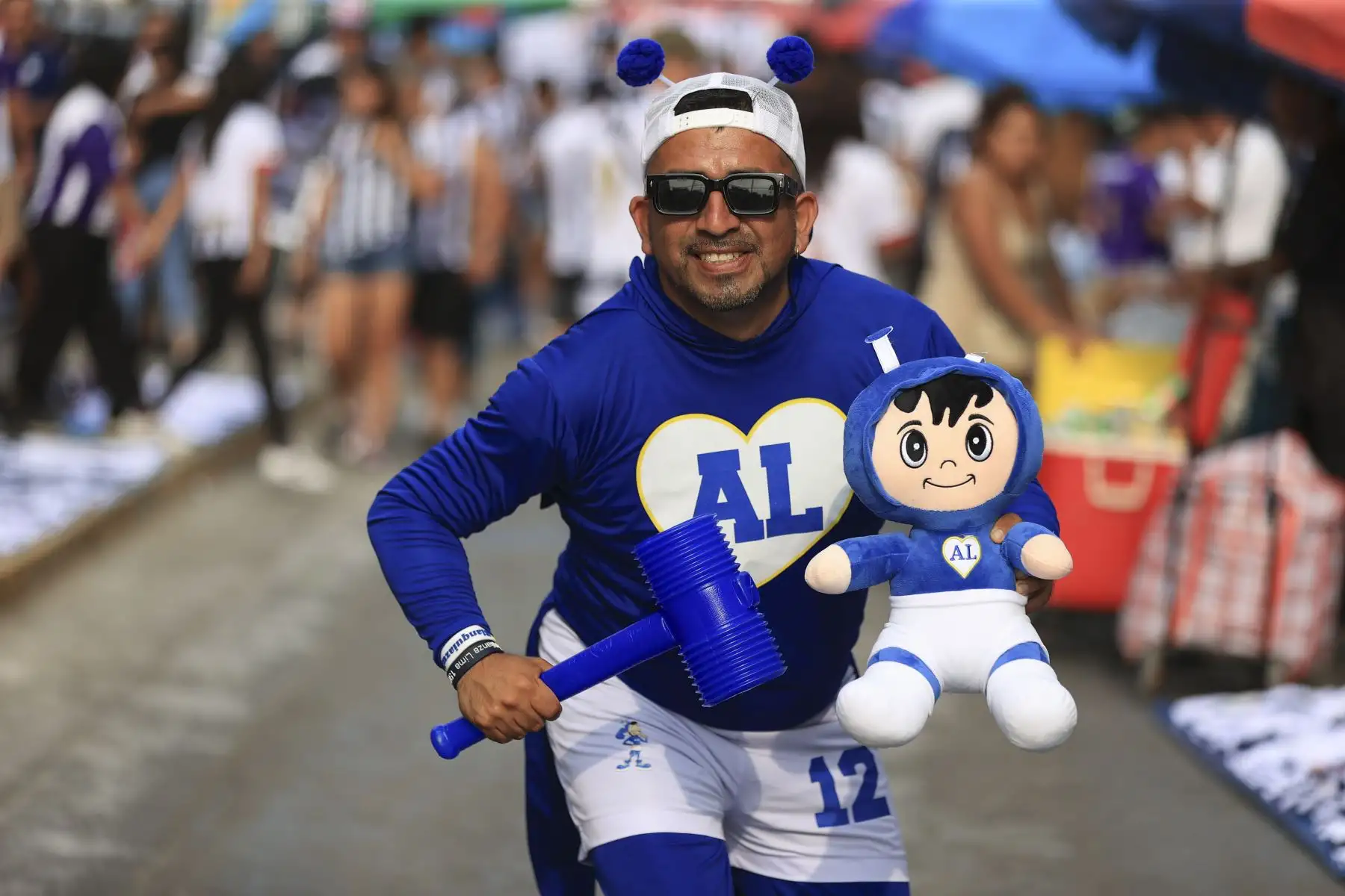 Hinchas blanquiazules esperan el inicio del partido entre Alianza Lima y Comerciantes Unidos por la fecha 2 del Torneo Apertura de la Liga 1. El partido será en el estadio Alejandro Villanueva de La Victoria. Foto: ANDINA/Jhonel Rodríguez Robles