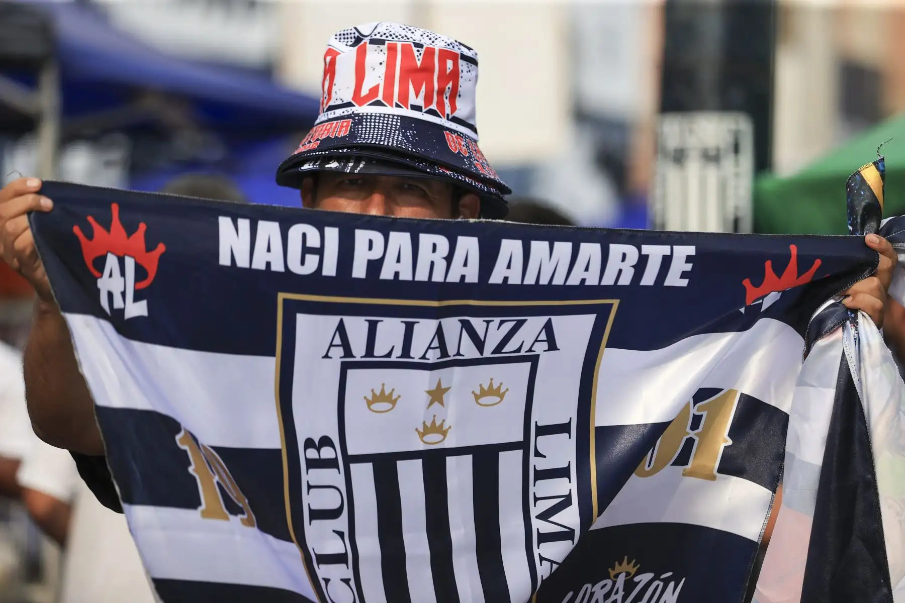 Hinchas blanquiazules esperan el inicio del partido entre Alianza Lima y Comerciantes Unidos por la fecha 2 del Torneo Apertura de la Liga 1. El partido será en el estadio Alejandro Villanueva de La Victoria. Foto: ANDINA/Jhonel Rodríguez Robles