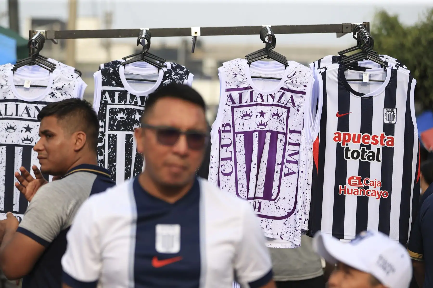 Hinchas blanquiazules esperan el inicio del partido entre Alianza Lima y Comerciantes Unidos por la fecha 2 del Torneo Apertura de la Liga 1. El partido será en el estadio Alejandro Villanueva de La Victoria. Foto: ANDINA/Jhonel Rodríguez Robles