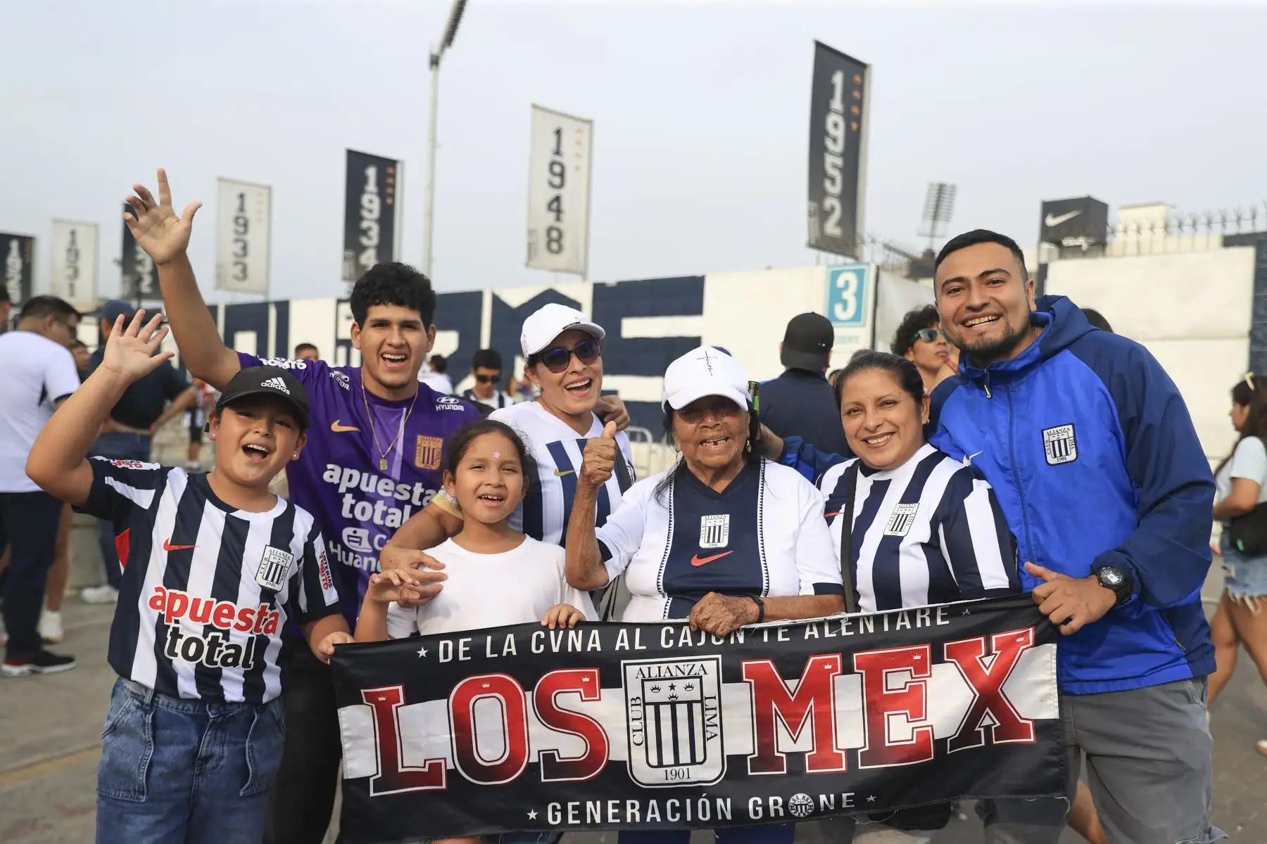 Hinchas blanquiazules esperan el inicio del partido entre Alianza Lima y Comerciantes Unidos por la fecha 2 del Torneo Apertura de la Liga 1. El partido será en el estadio Alejandro Villanueva de La Victoria. Foto: ANDINA/Jhonel Rodríguez Robles