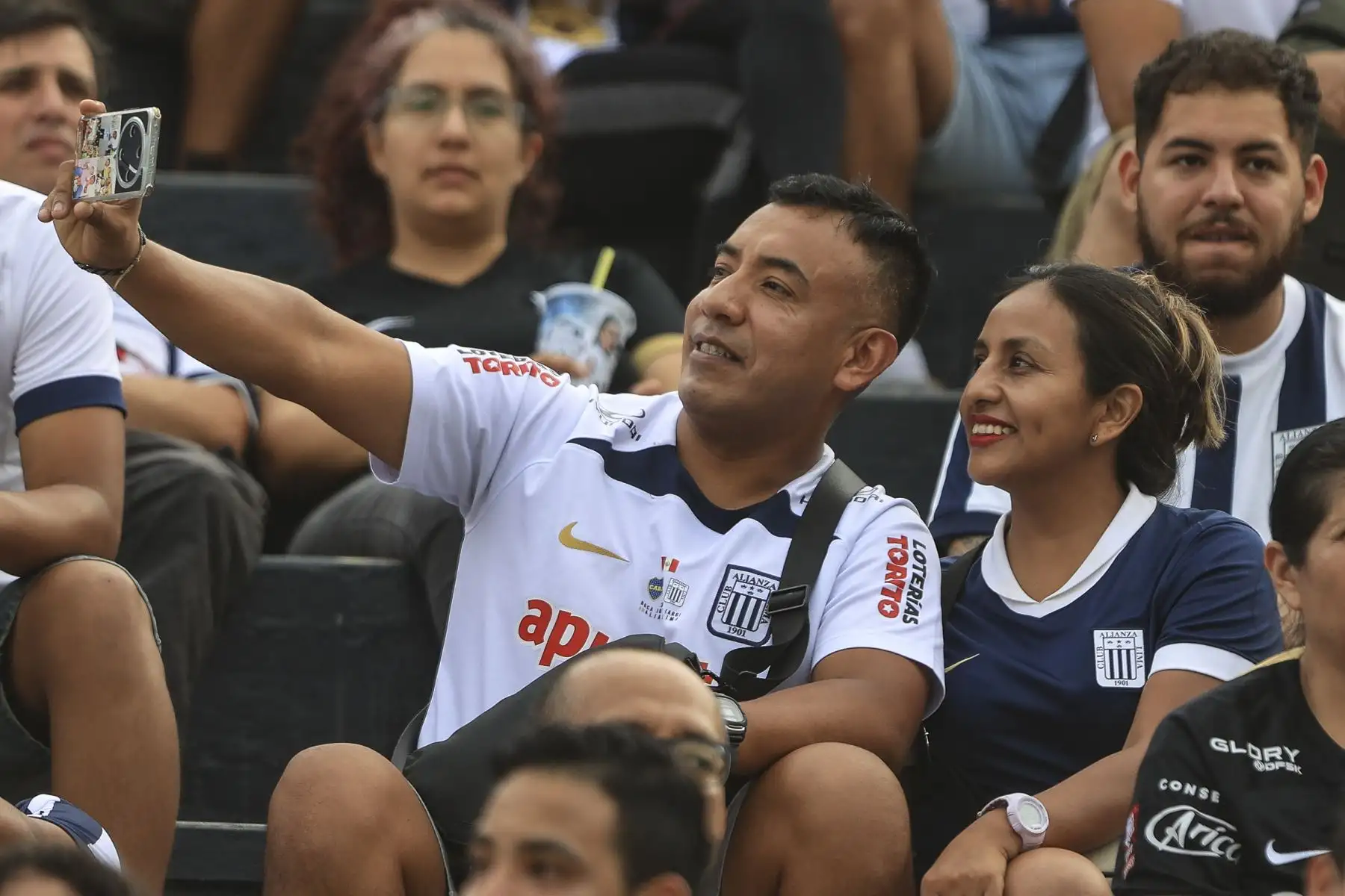 Hinchas blanquiazules esperan el inicio del partido entre Alianza Lima y Comerciantes Unidos por la fecha 2 del Torneo Apertura de la Liga 1. El partido será en el estadio Alejandro Villanueva de La Victoria. Foto: ANDINA/Jhonel Rodríguez Robles