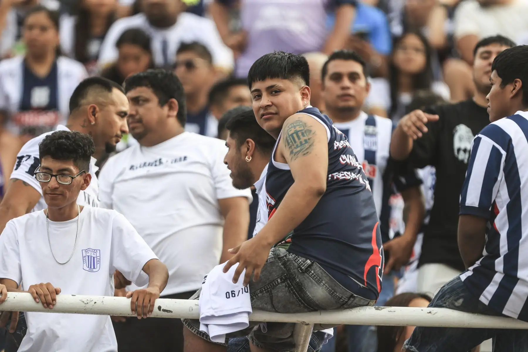 Hinchas blanquiazules esperan el inicio del partido entre Alianza Lima y Comerciantes Unidos por la fecha 2 del Torneo Apertura de la Liga 1. El partido será en el estadio Alejandro Villanueva de La Victoria. Foto: ANDINA/Jhonel Rodríguez Robles