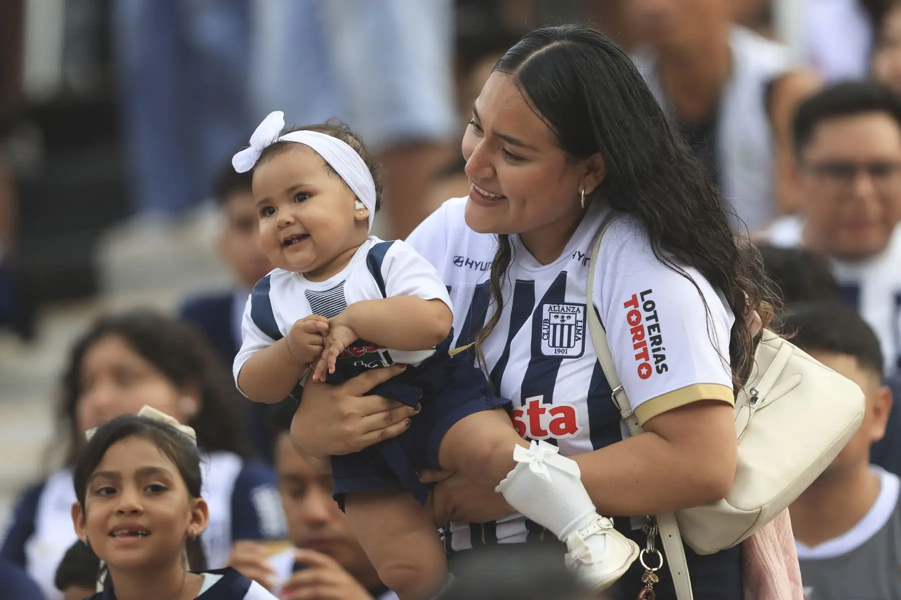 Hinchas blanquiazules esperan el inicio del partido entre Alianza Lima y Comerciantes Unidos por la fecha 2 del Torneo Apertura de la Liga 1. El partido será en el estadio Alejandro Villanueva de La Victoria. Foto: ANDINA/Jhonel Rodríguez Robles
