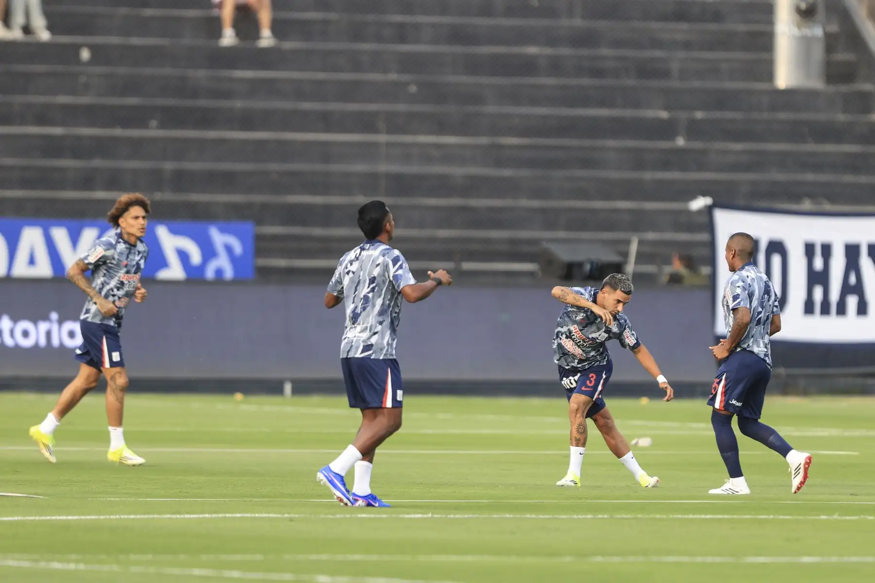 Hinchas blanquiazules esperan el inicio del partido entre Alianza Lima y Comerciantes Unidos por la fecha 2 del Torneo Apertura de la Liga 1. El partido será en el estadio Alejandro Villanueva de La Victoria. Foto: ANDINA/Jhonel Rodríguez Robles