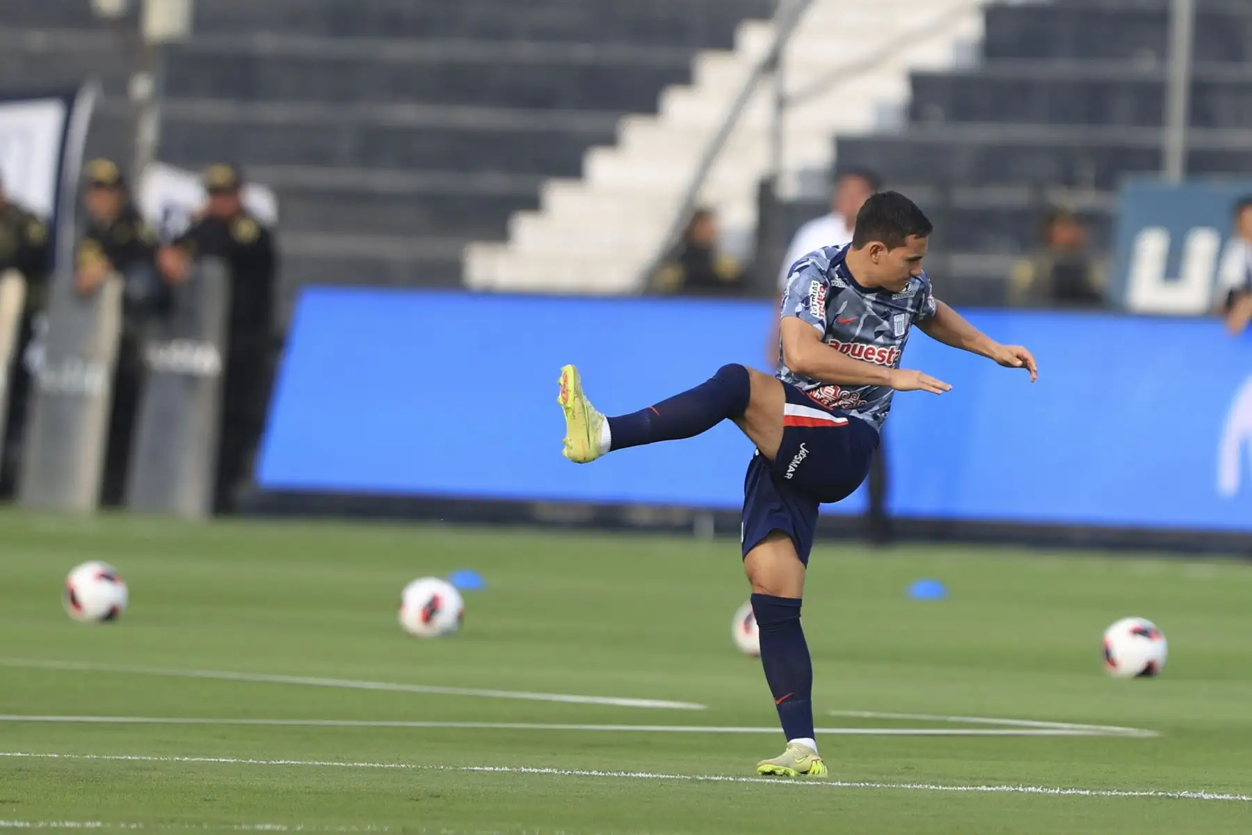 Hinchas blanquiazules esperan el inicio del partido entre Alianza Lima y Comerciantes Unidos por la fecha 2 del Torneo Apertura de la Liga 1. El partido será en el estadio Alejandro Villanueva de La Victoria. Foto: ANDINA/Jhonel Rodríguez Robles