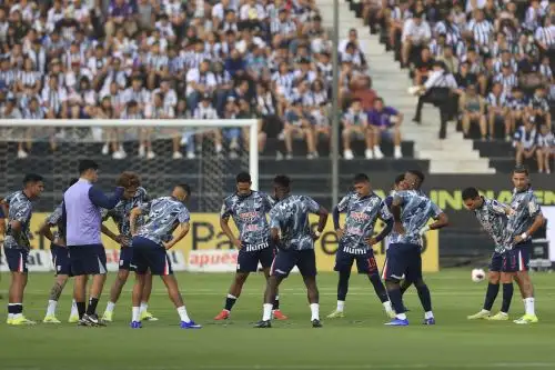 Hinchas blanquiazules esperan el inicio del partido entre Alianza Lima y Comerciantes Unidos