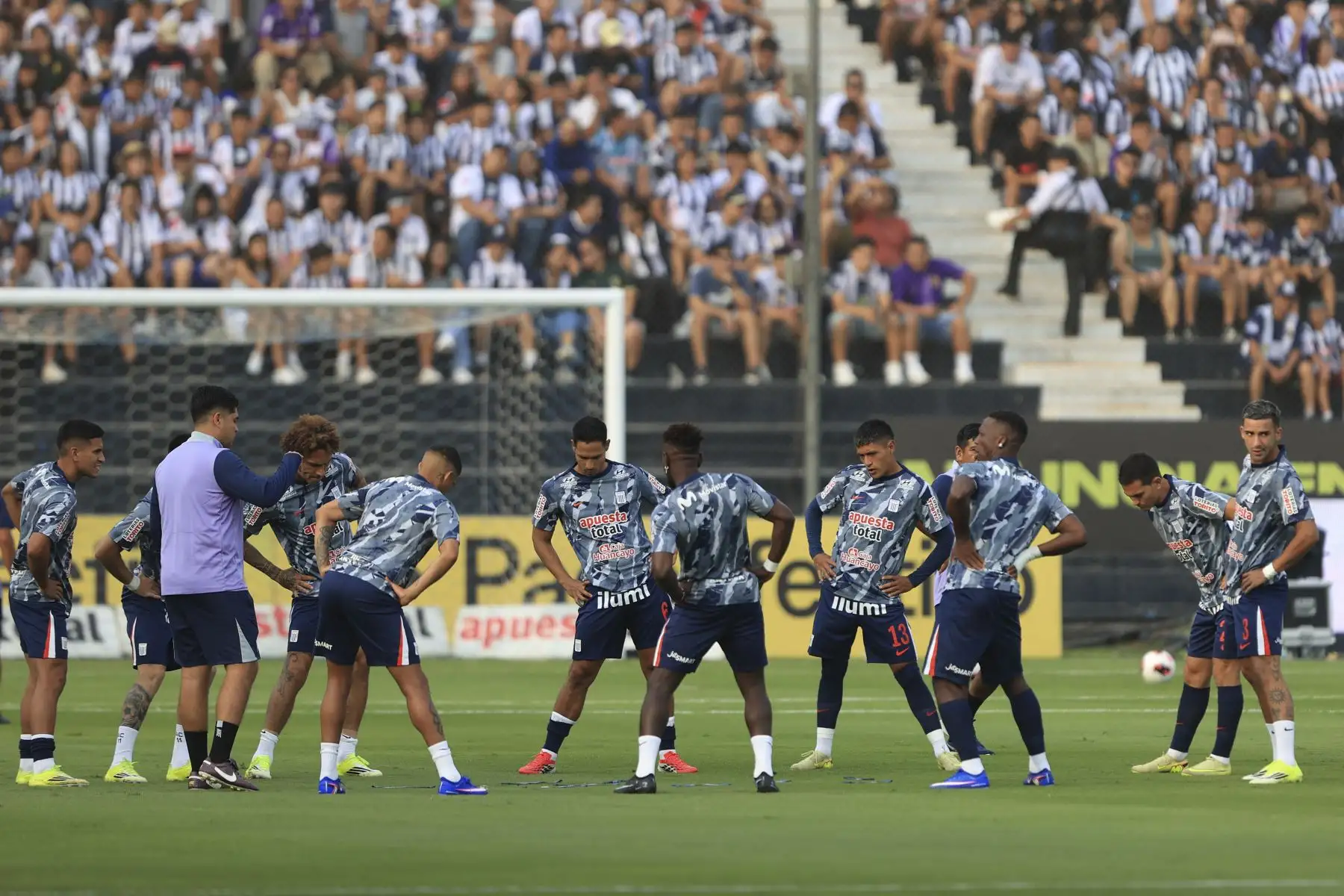 Hinchas blanquiazules esperan el inicio del partido entre Alianza Lima y Comerciantes Unidos por la fecha 2 del Torneo Apertura de la Liga 1. El partido será en el estadio Alejandro Villanueva de La Victoria. Foto: ANDINA/Jhonel Rodríguez Robles