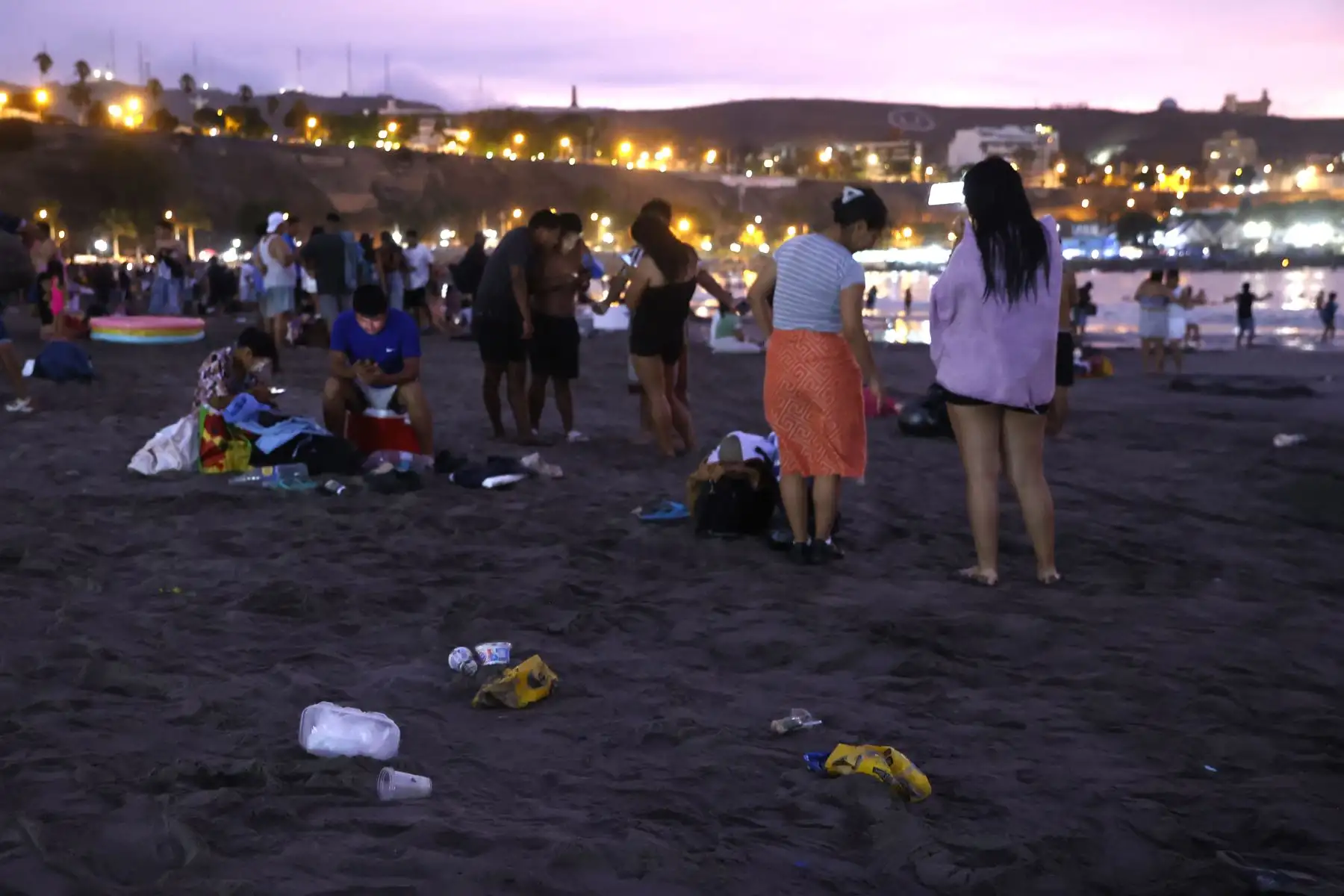 Acumulación de desechos abandonados por los bañistas, basura en la playa de agua dulce distrito de Chorrillos. Foto: ANDINA/Vidal Tarqui