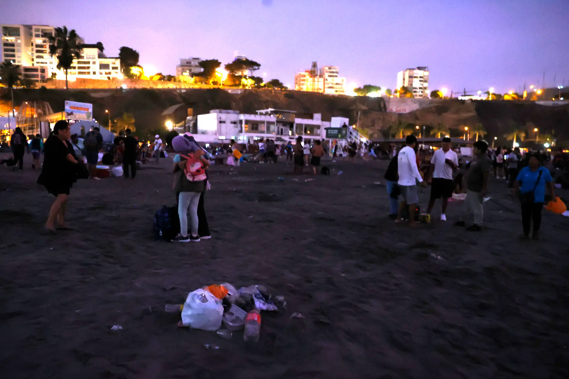 Acumulación de desechos abandonados por los bañistas, basura en la playa de agua dulce distrito de Chorrillos. Foto: ANDINA/Vidal Tarqui