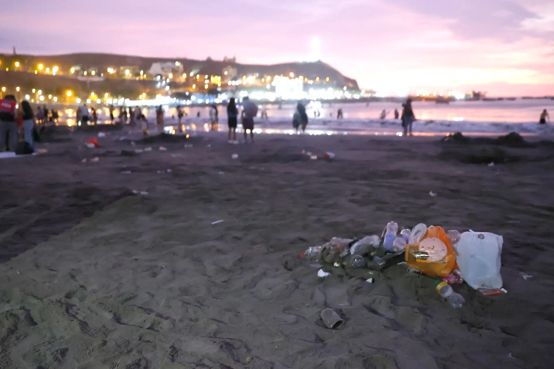 Acumulación de desechos abandonados por los bañistas, basura en la playa de agua dulce distrito de Chorrillos. Foto: ANDINA/Vidal Tarqui
