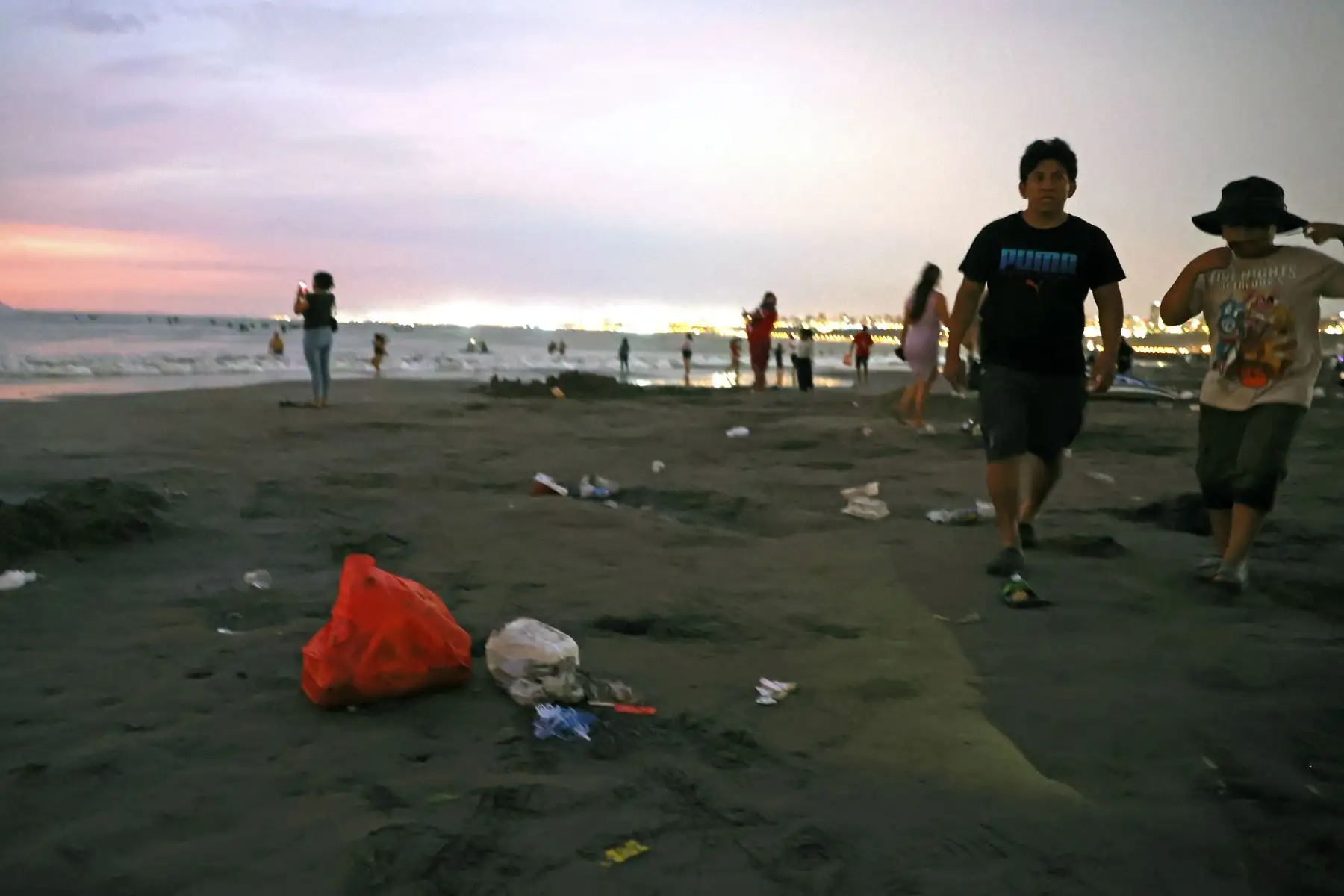 Acumulación de desechos abandonados por los bañistas, basura en la playa de agua dulce distrito de Chorrillos. Foto: ANDINA/Vidal Tarqui