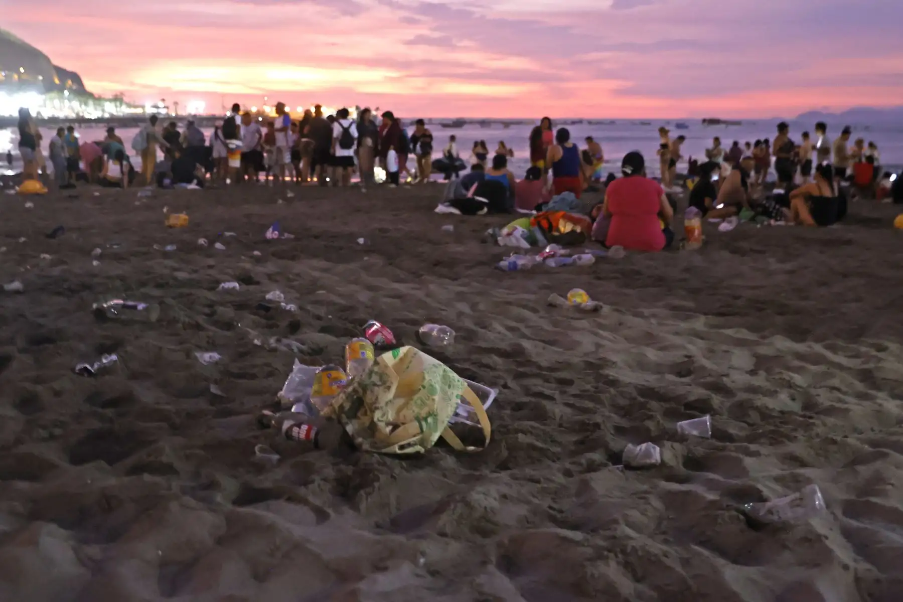 Acumulación de desechos abandonados por los bañistas, basura en la playa de agua dulce distrito de Chorrillos. Foto: ANDINA/Vidal Tarqui