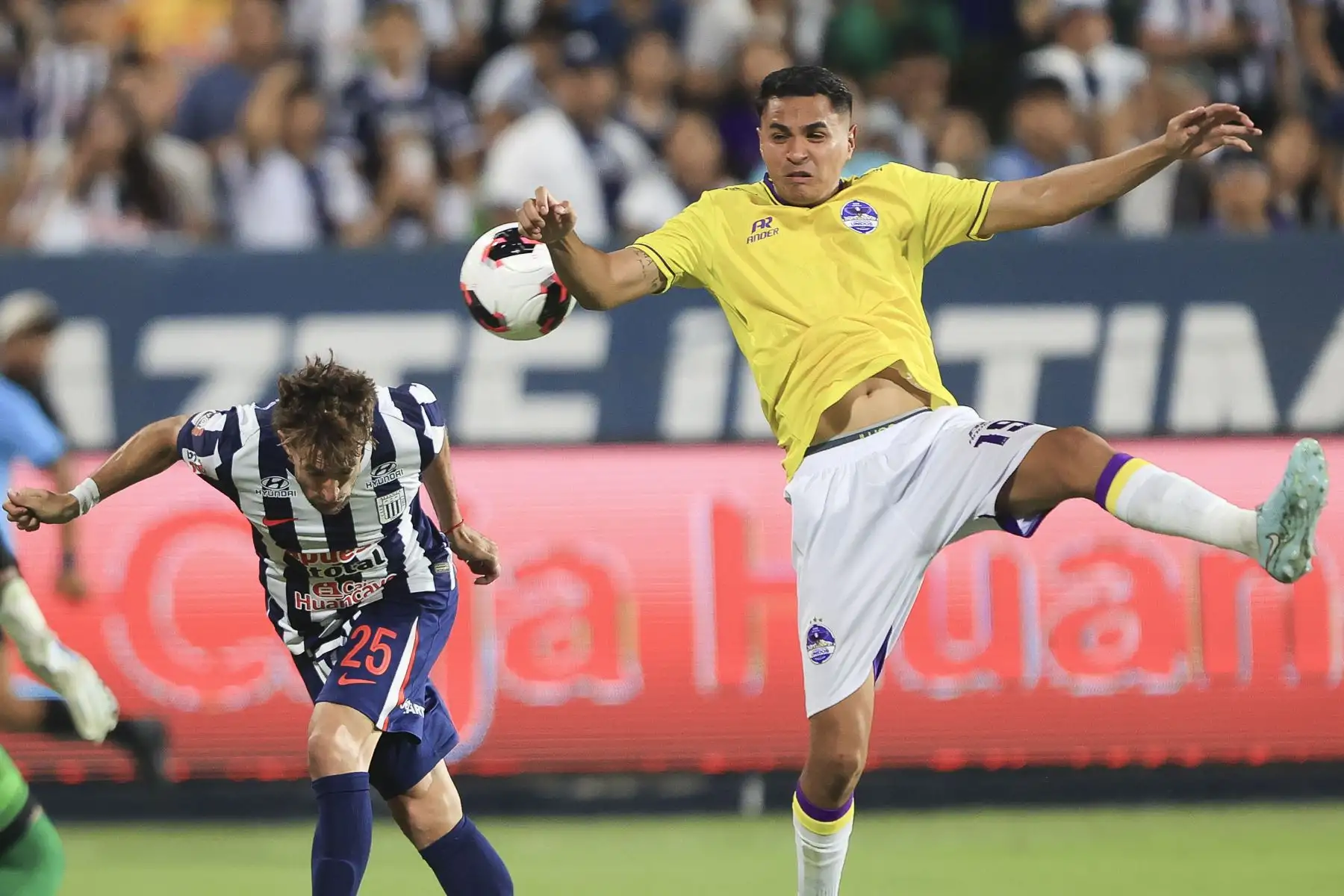 El jugador de Comerciantes Unidos toca el balón con el brazo y el árbitro cobra la pena máxima. Foto: ANDINA/Jhonel Rodríguez Robles