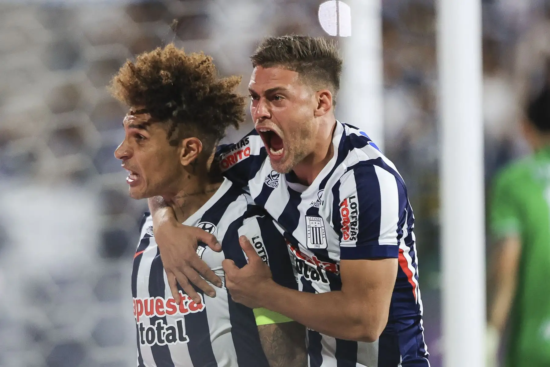 Paolo Guerrero celebra junto a Federico Girotti el gol del triunfo. Foto: ANDINA/Jhonel Rodríguez Robles