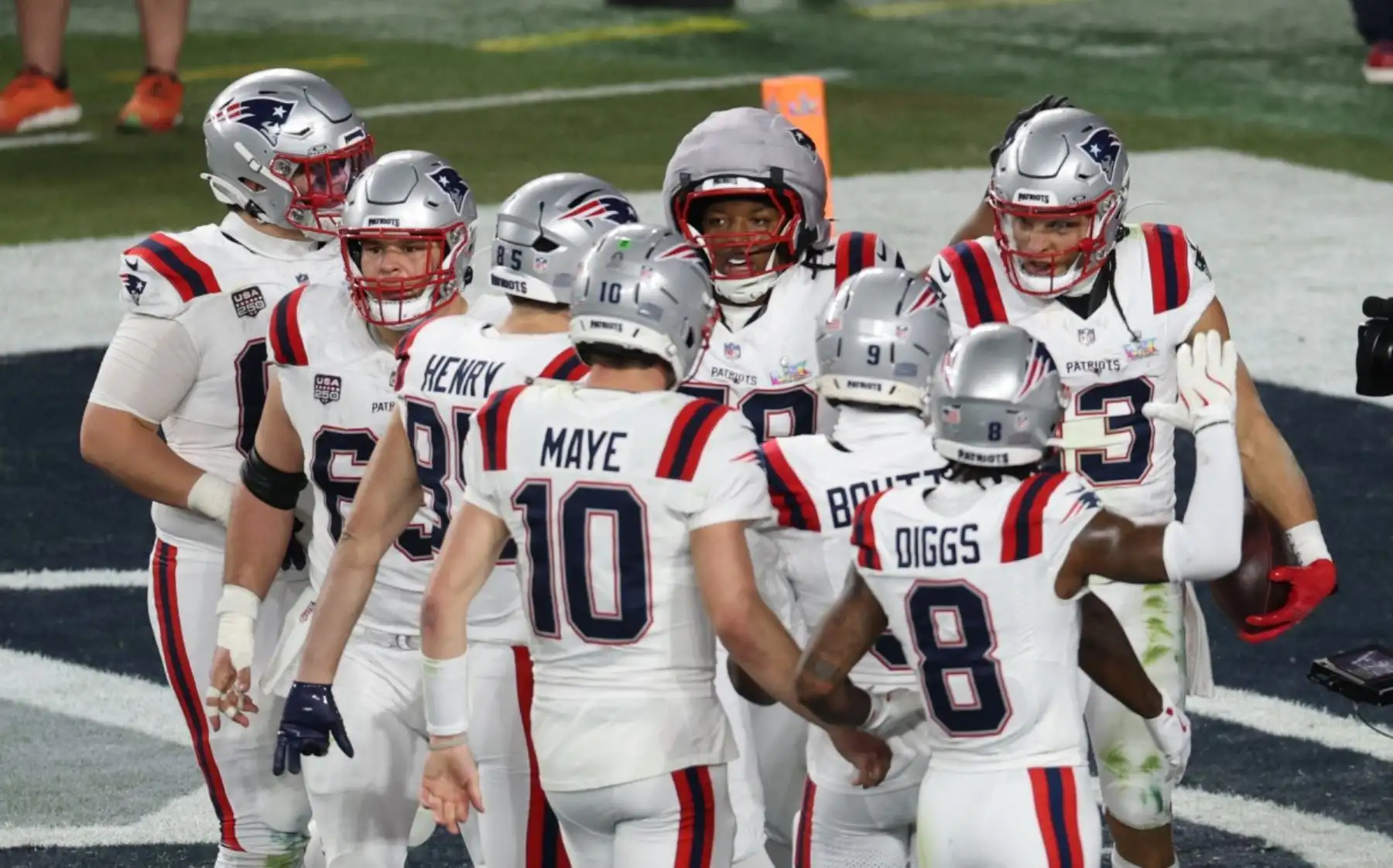 Los New England Patriots celebran el touchdown del receptor abierto #13 Mack Hollins (R) durante el Super Bowl LX entre los New England Patriots y los Seattle Seahawks en el Levi