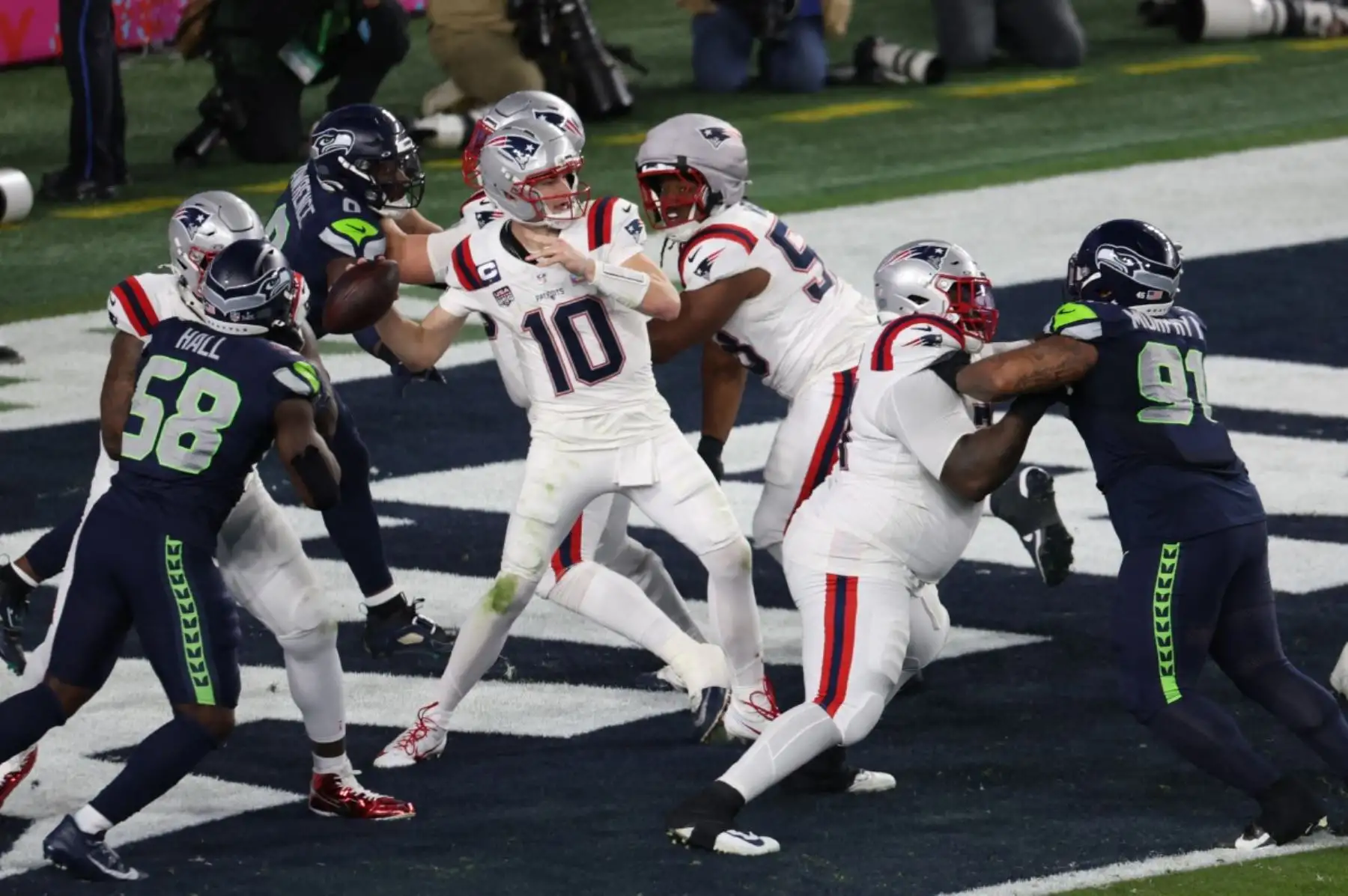 El mariscal de campo de los New England Patriots #10 Drake Maye lanza el balón de fútbol durante la Super Bowl LX entre los New England Patriots y los Seattle Seahawks en el Levi