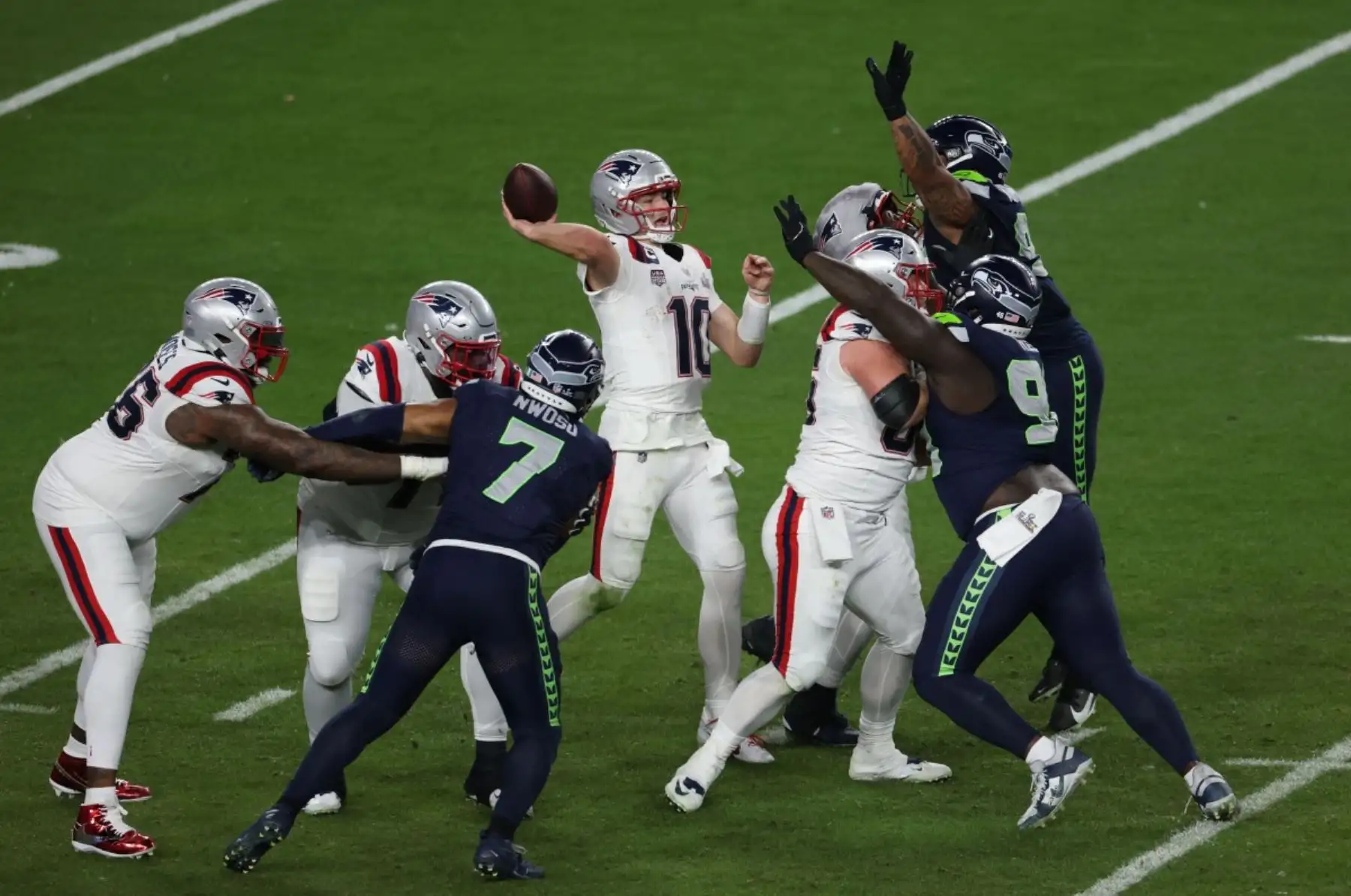 El mariscal de campo de los New England Patriots #10 Drake Maye lanza el balón de fútbol durante la Super Bowl LX entre los New England Patriots y los Seattle Seahawks en el Levi