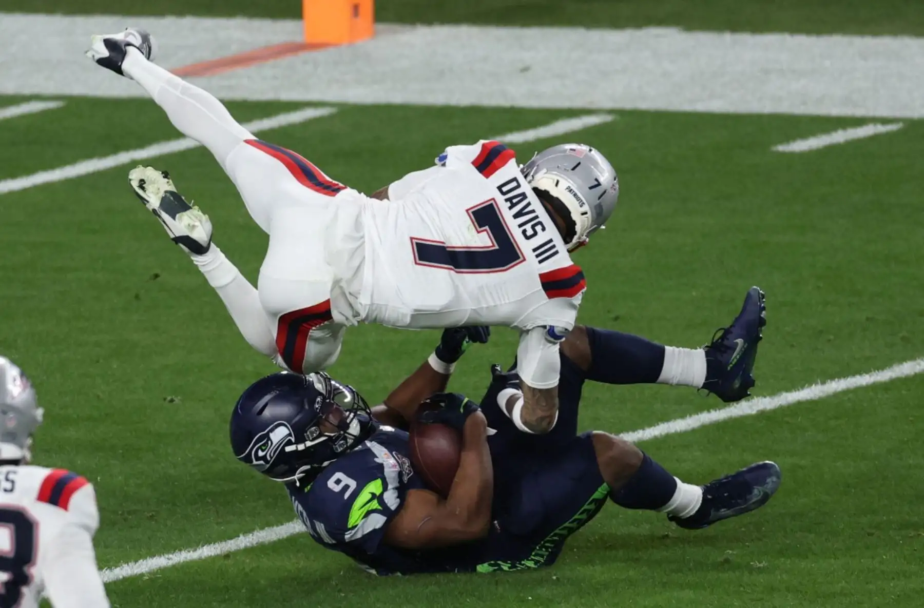Seattle Seahawksí running back #09 Kenneth Walker III se aferra a la pelota mientras choca con el esquinero de los New England Patriots #07 Carlton Davis III durante la Super Bowl LX entre los New England Patriots y los Seattle Seahawks en el Levi