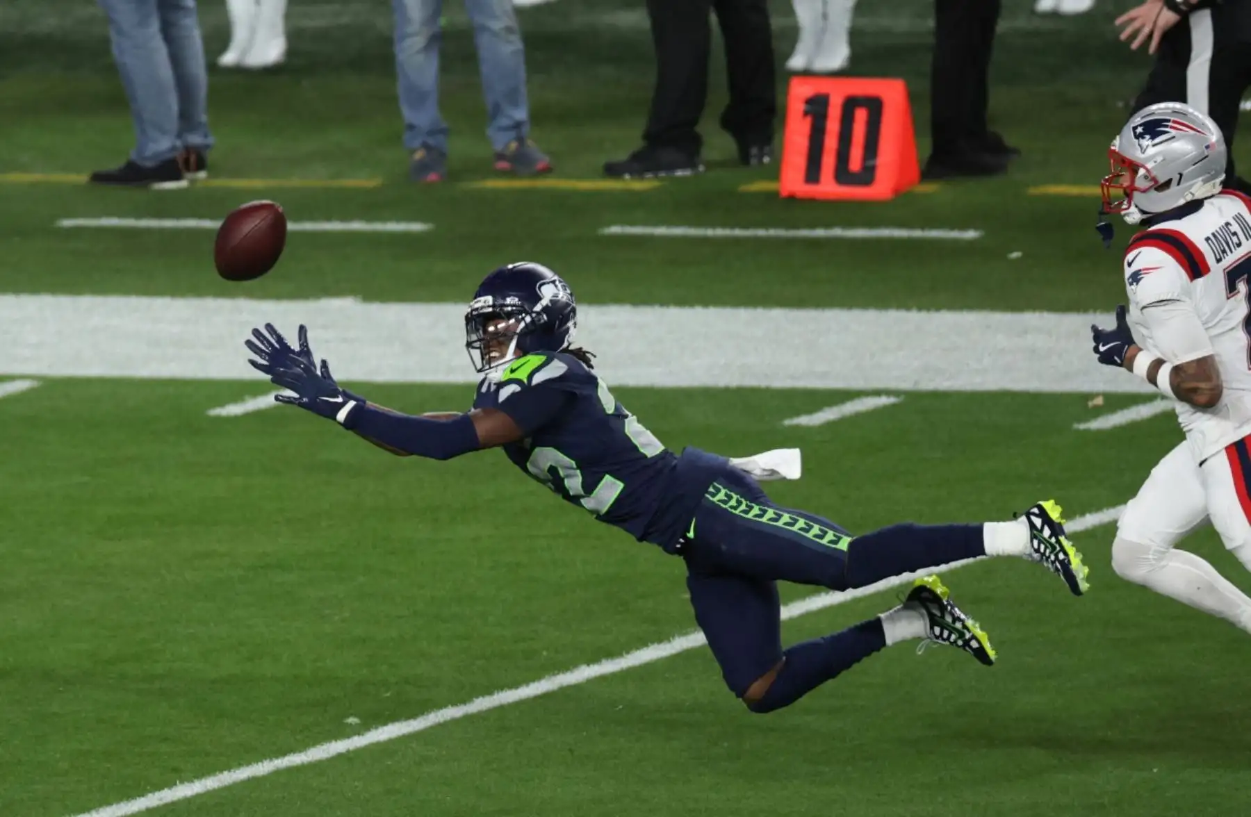 El receptor abierto de Seattle Seahawks #22 Rashid Shaheed no logra atrapar el fútbol durante el Super Bowl LX entre los New England Patriots y los Seattle Seahawks en el Levi