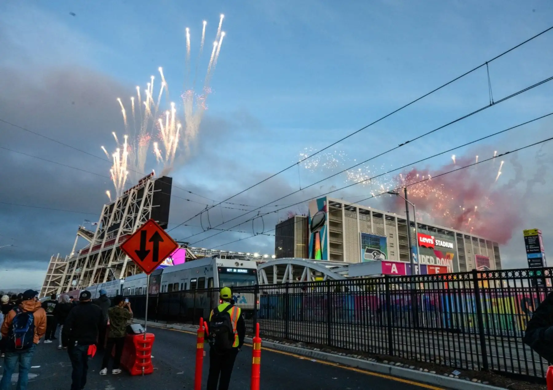 Los fuegos artificiales llenan el cielo sobre el Levi