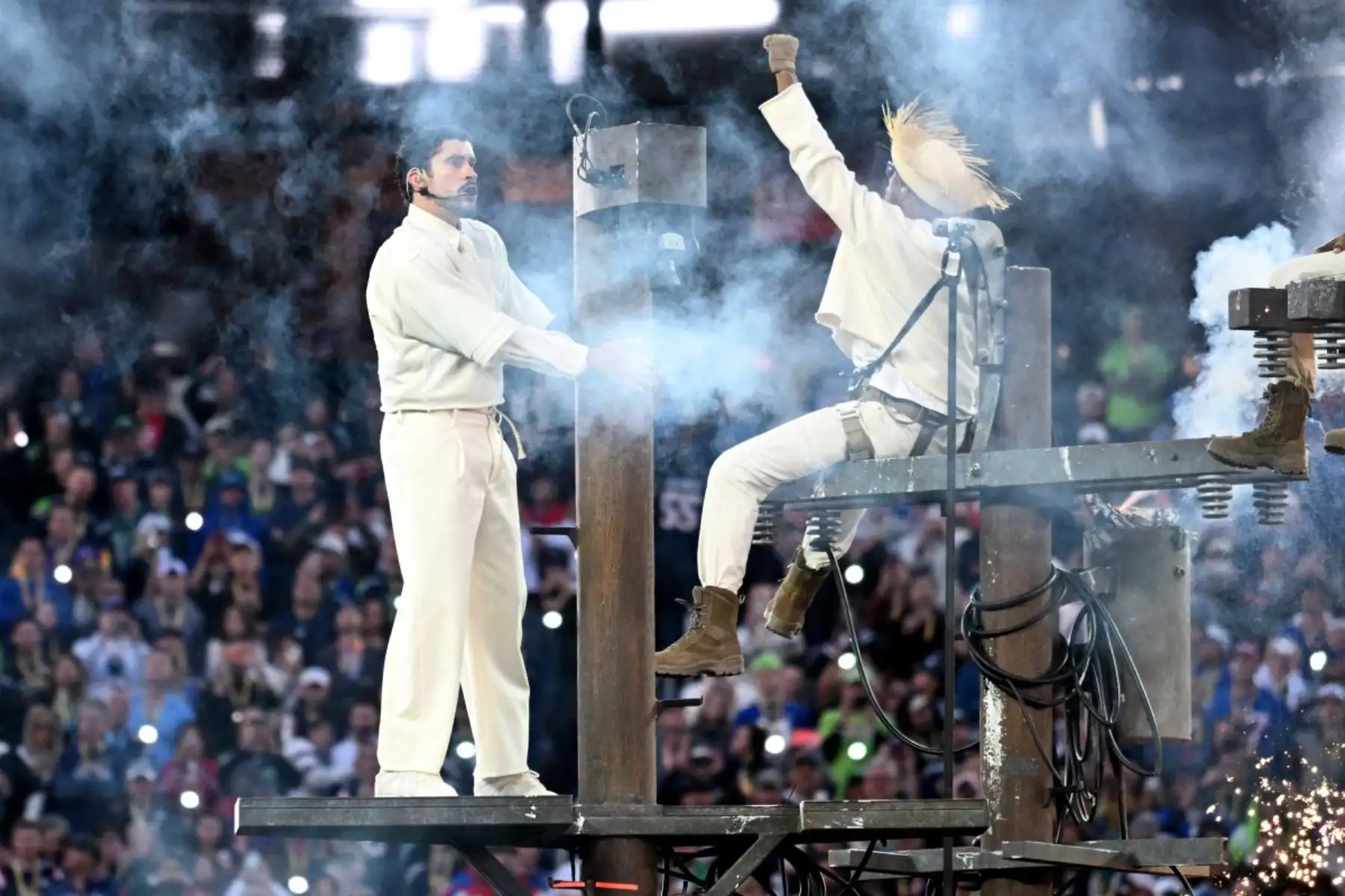 El cantante puertorriqueño Bad Bunny (izq.) se presenta durante el espectáculo de medio tiempo de Apple Music entre los Patriots y los Seahawks del Super Bowl LX en el Levi
