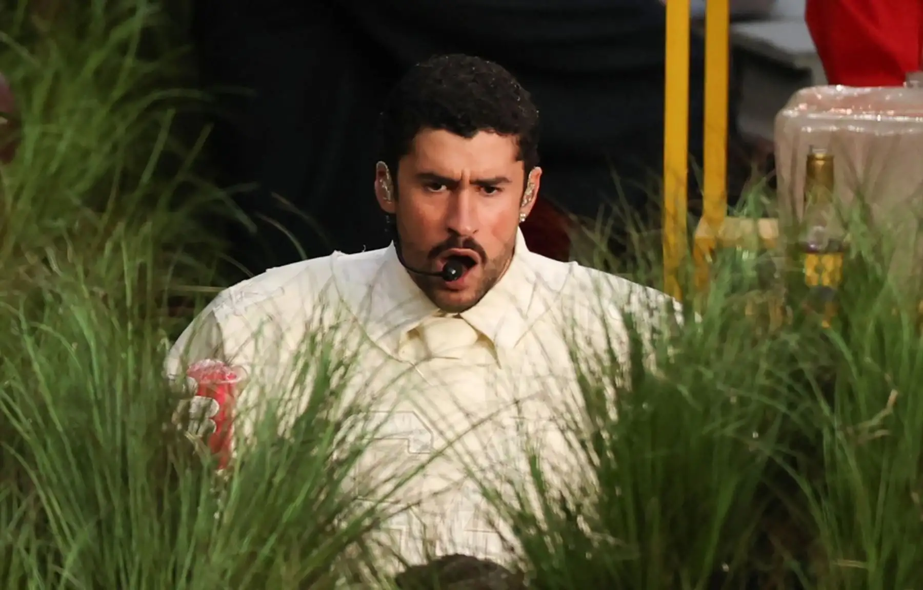 El cantante puertorriqueño Bad Bunny se presenta durante el espectáculo de medio tiempo de Apple Music entre los Patriots y los Seahawks del Super Bowl LX en el Levi