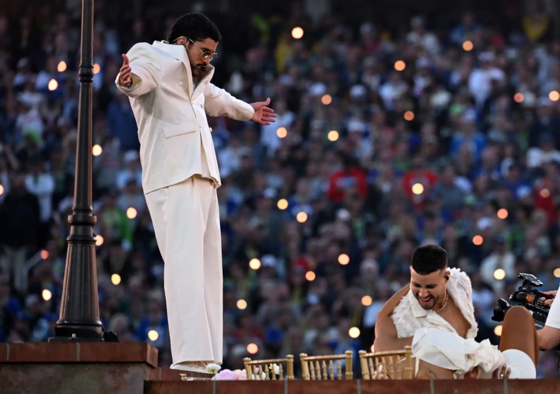 El cantante puertorriqueño Bad Bunny se presenta durante el espectáculo de medio tiempo de Apple Music del Super Bowl LX Patriots vs Seahawks en el Levi