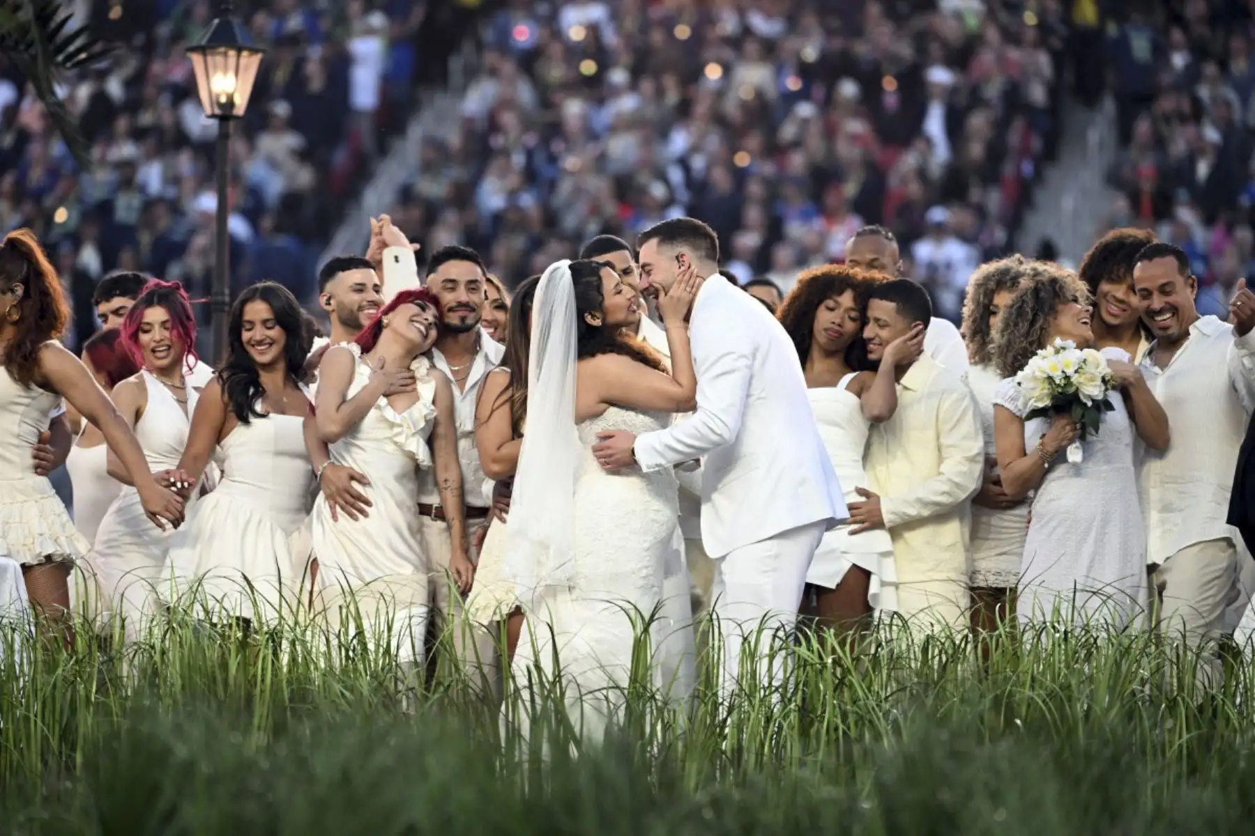 Artistas retratan una boda durante la actuación del cantante puertorriqueño Bad Bunny en el espectáculo de medio tiempo de Apple Music del Super Bowl LX Patriots vs Seahawks en el Levi