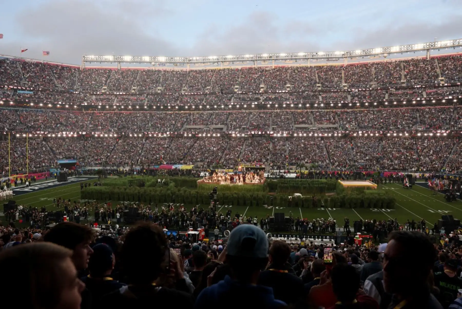 El cantante puertorriqueño Bad Bunny se presenta durante el espectáculo de medio tiempo de Apple Music entre los Patriots y los Seahawks del Super Bowl LX en el Levi