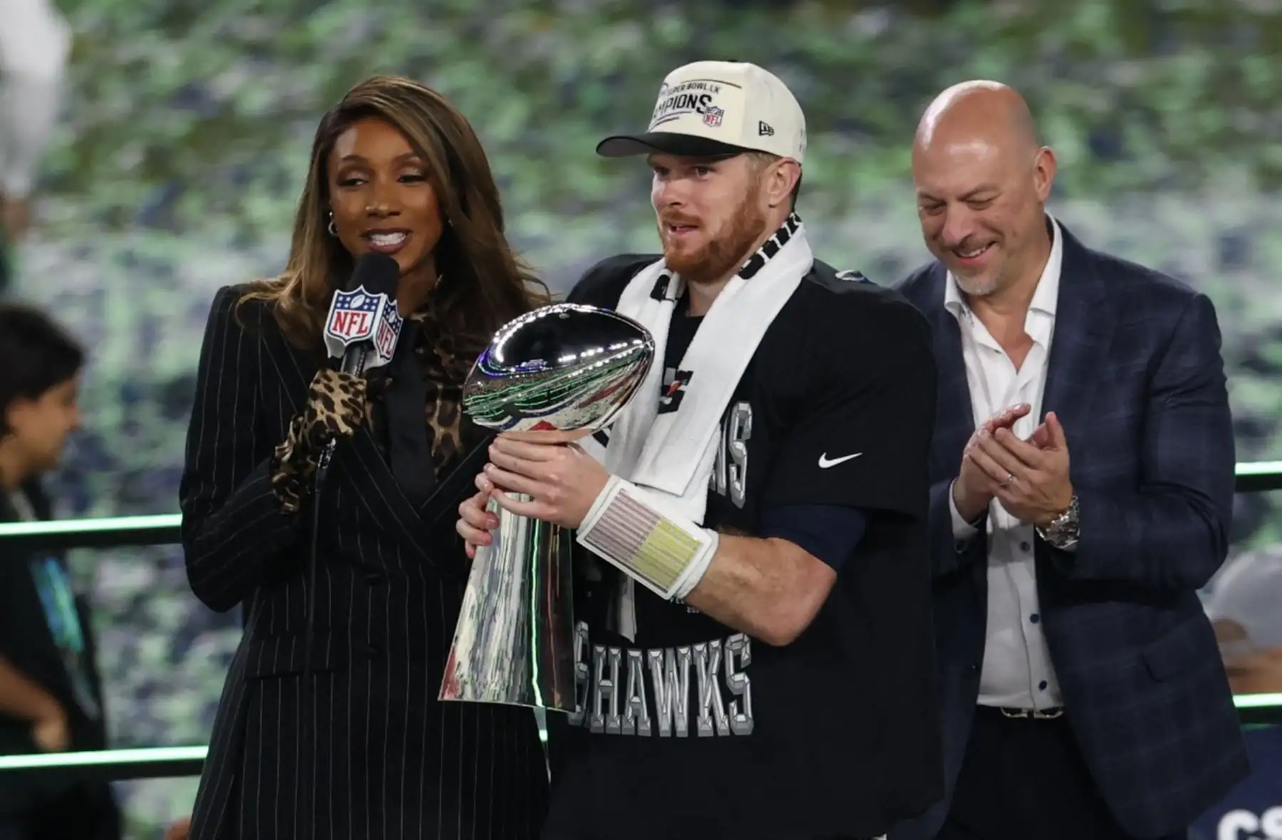 El mariscal de campo número 14 de los Seattle Seahawks, Sam Darnold, sostiene el Trofeo Vince Lombardi después de que los Seattle Seahawks derrotaran a los New England Patriots durante el Super Bowl LX en el Levi