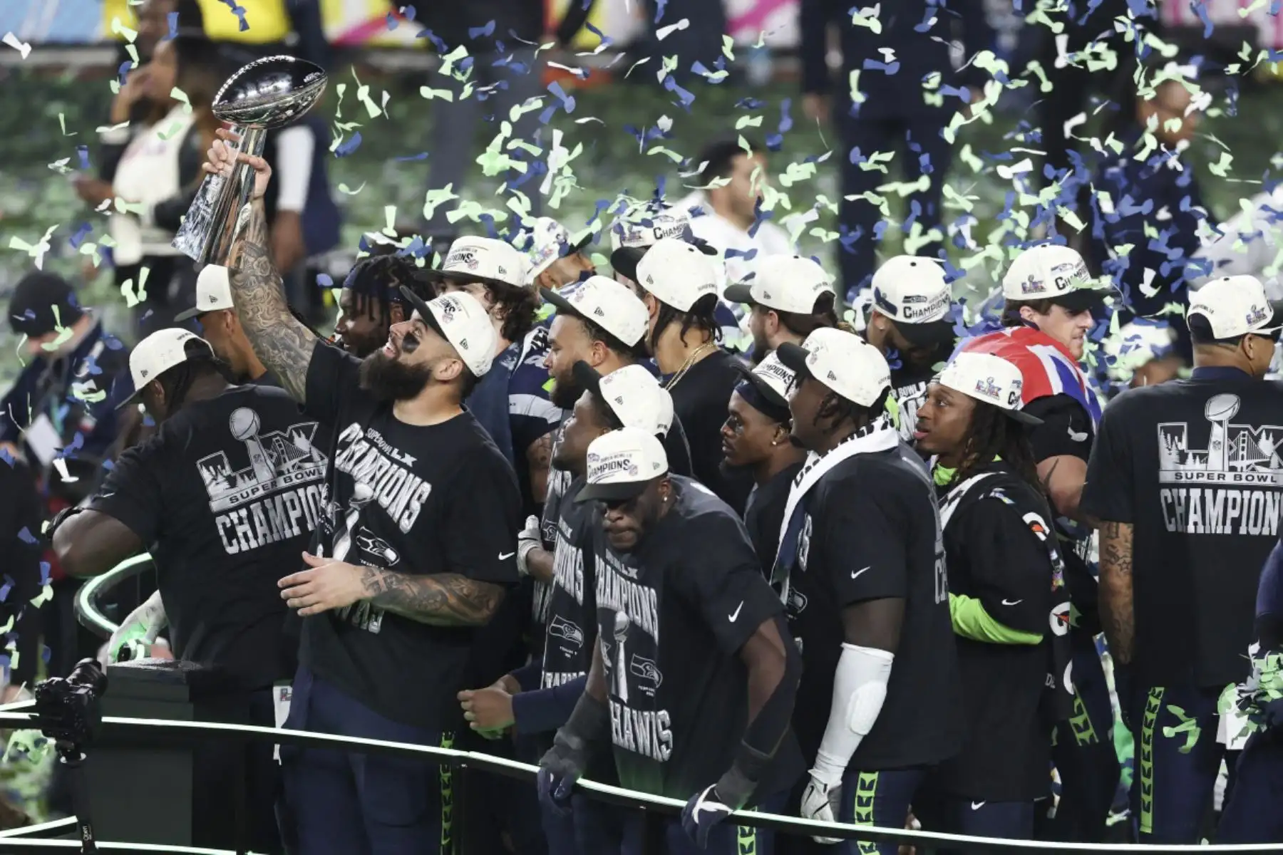 Los jugadores de los Seattle Seahawks celebran con el Trofeo Vince Lombardi tras derrotar a los New England Patriots durante el Super Bowl LX en el Levi