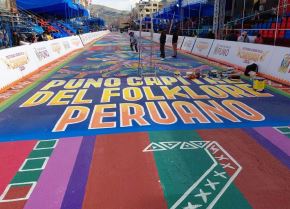 Cinco cuadras de la avenida Simón Bolívar en Puno, por donde pasará la tradicional parada y veneración en honor a la octava de la Virgen de la Candelaria, lucen ahora como un enorme lienzo de pintura de iconografías de danzas andinas de lleno de color y tradición. Esta actividad se realizará este lunes 9 de febrero. ANDINA/Difusión