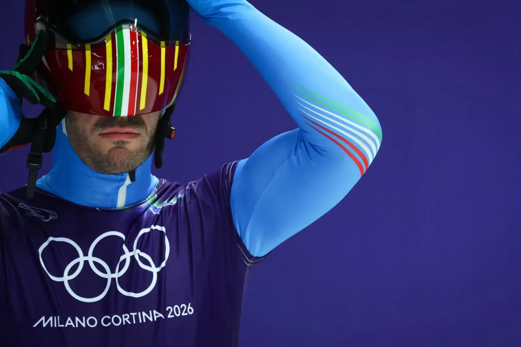 El italiano Mattia Gaspari se pone el casco mientras se prepara para participar en la sesión de entrenamiento de skeleton masculino en el Cortina Sliding Centre durante los Juegos Olímpicos de Invierno Milano Cortina 2026.
Foto: ANDINA/AFP