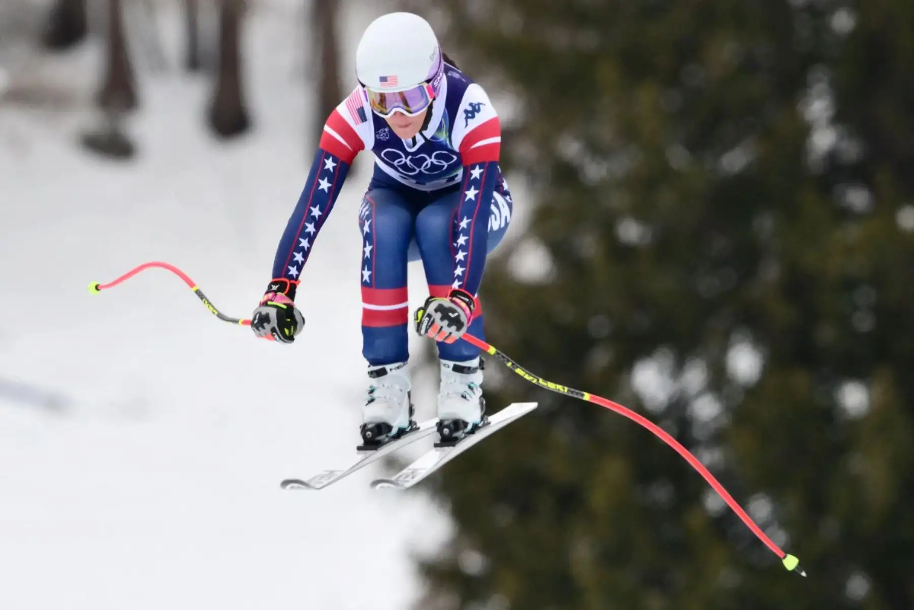 La estadounidense Keely Cashman participa en el entrenamiento oficial para el descenso de la prueba combinada femenina por equipos durante los Juegos Olímpicos de Invierno Milano Cortina 2026. Foto: ANDINA/AFP