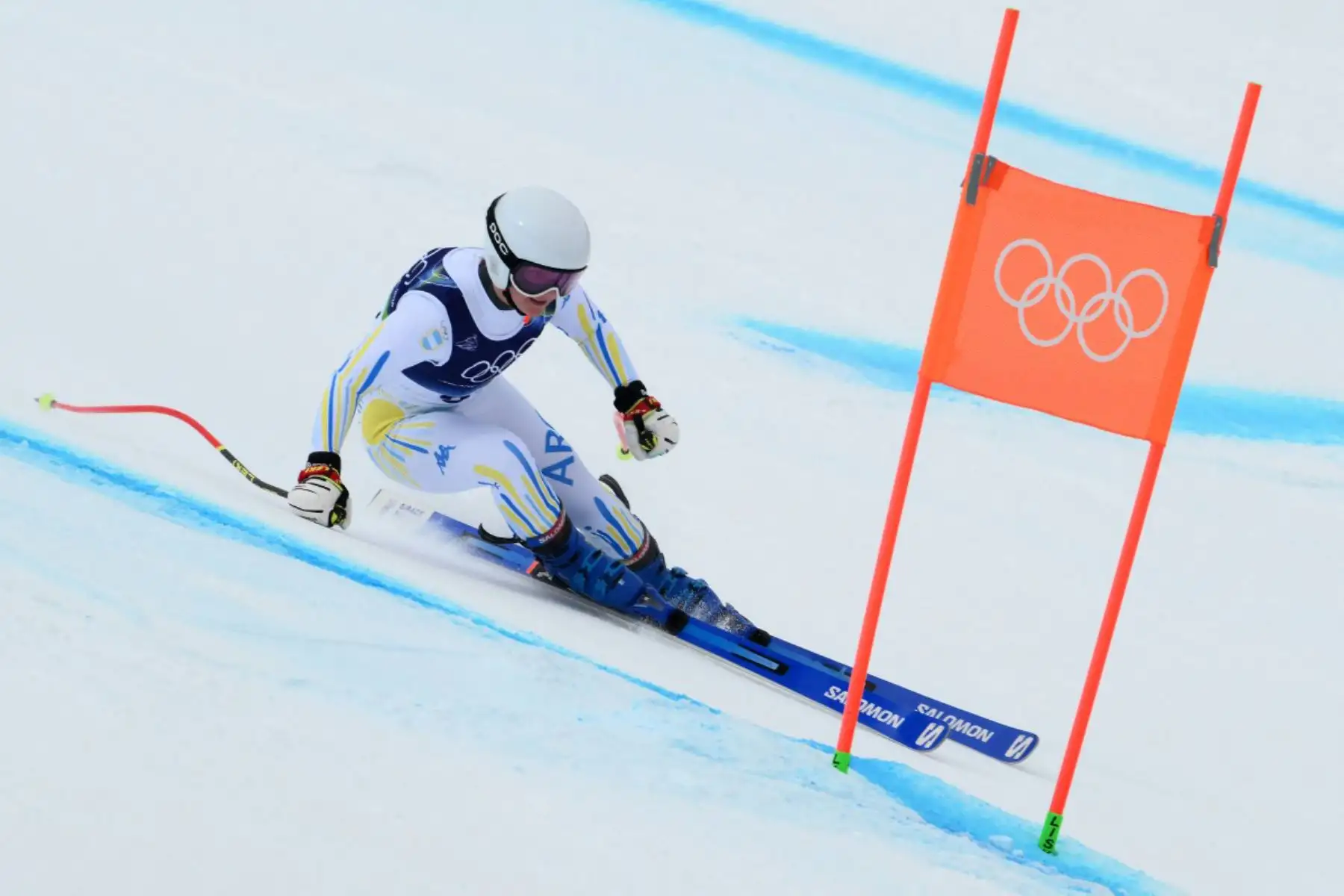 La argentina Nicole Begue participa en el entrenamiento oficial para el descenso de la prueba combinada femenina por equipos durante los Juegos Olímpicos de Invierno Milano Cortina 2026. Foto: ANDINA/AFP