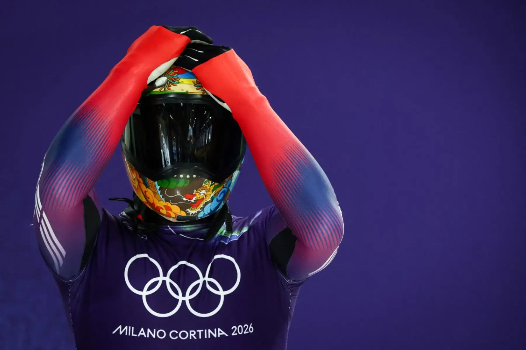 El surcoreano Kim Jisoo se ajusta el casco mientras se prepara para participar en la sesión de entrenamiento de skeleton masculino en el Cortina Sliding Centre durante los Juegos Olímpicos de Invierno Milano Cortina 2026. Foto: ANDINA/AFP