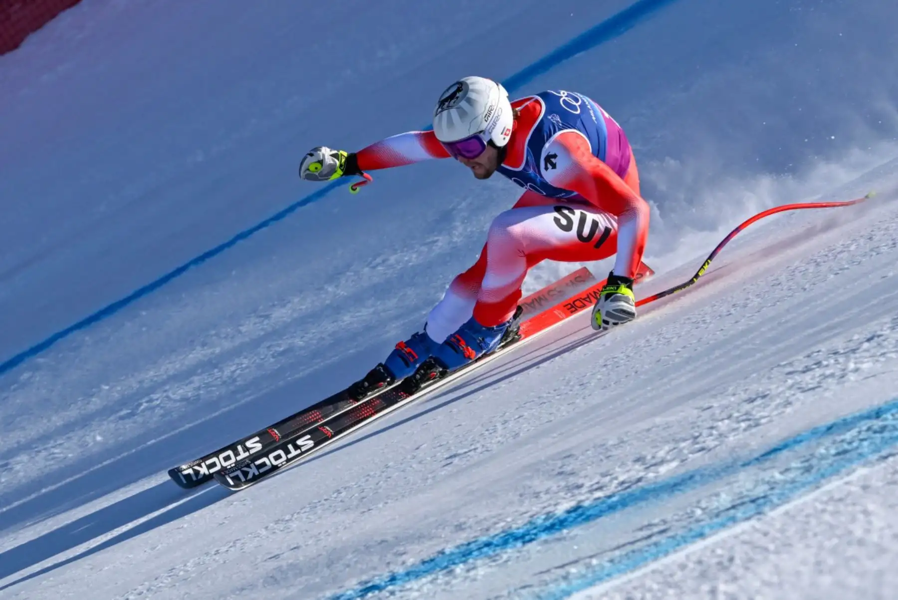 El suizo Alexis Monney compite en el descenso de la prueba combinada masculina de esquí alpino durante los Juegos Olímpicos de Invierno Milano Cortina 2026. Foto: ANDINA/AFP