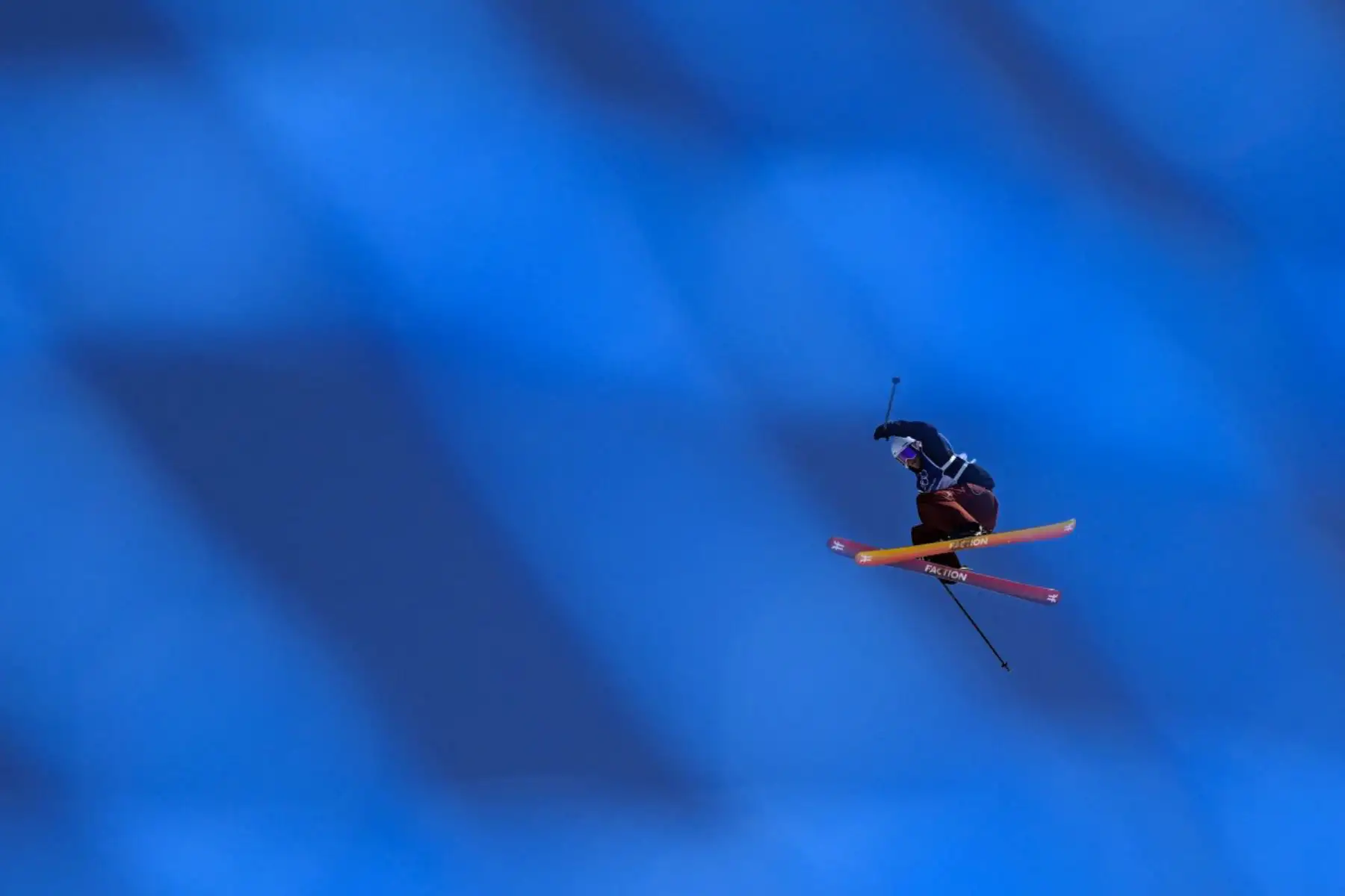 La canadiense Naomi Urness calienta antes de la primera manga de la final femenina de esquí acrobático en slopestyle durante los Juegos Olímpicos de Invierno Milano Cortina 2026. Foto: ANDINA/AFP