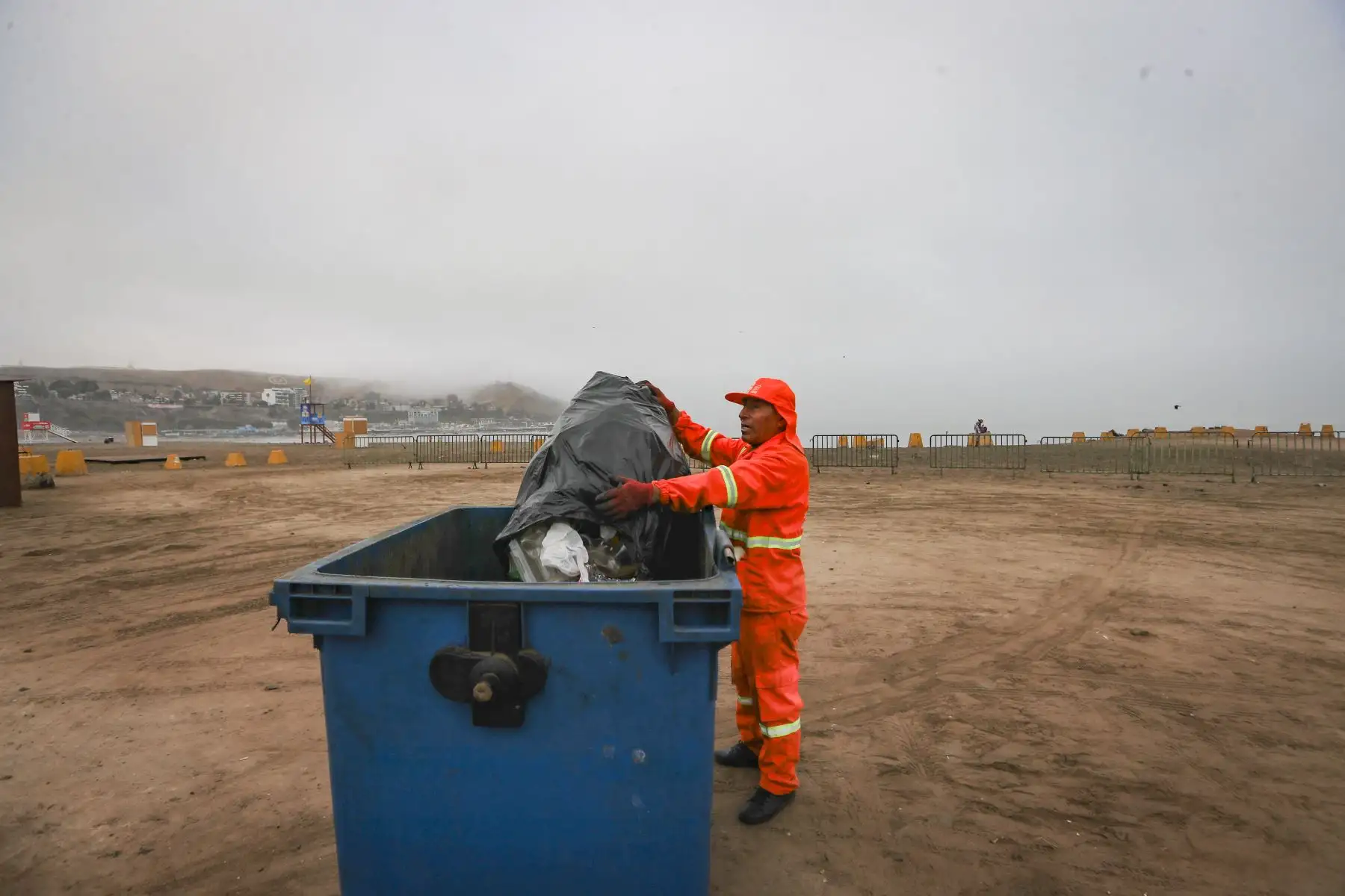 Personal municipal realizó labores de limpieza en la playa Agua Dulce, en Chorrillos, devolviendo el orden al espacio público. Foto: ANDINA/ Ricardo Cuba