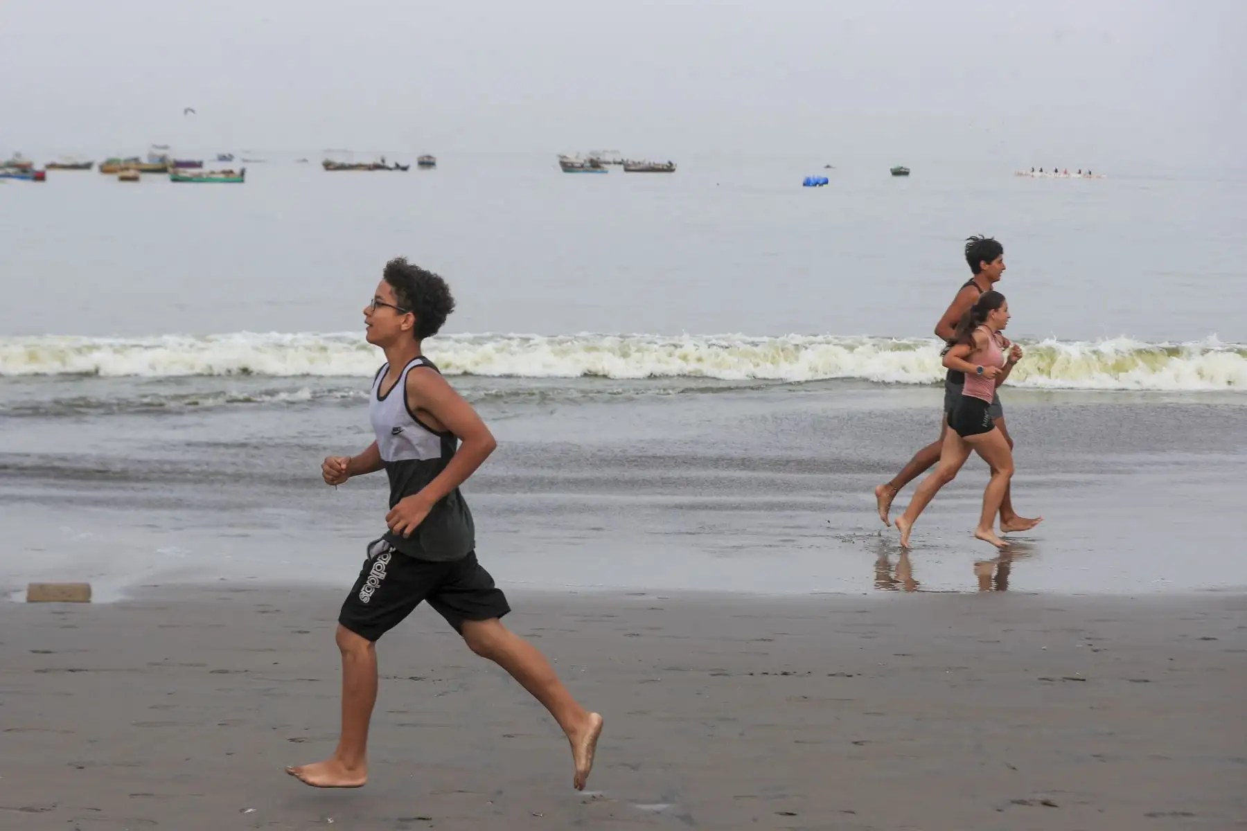 Durante la jornada se retiraron latas, botellas, envoltorios de comida e incluso prendas de vestir dejadas en la arena por algunos bañistas. Foto: ANDINA/ Ricardo Cuba