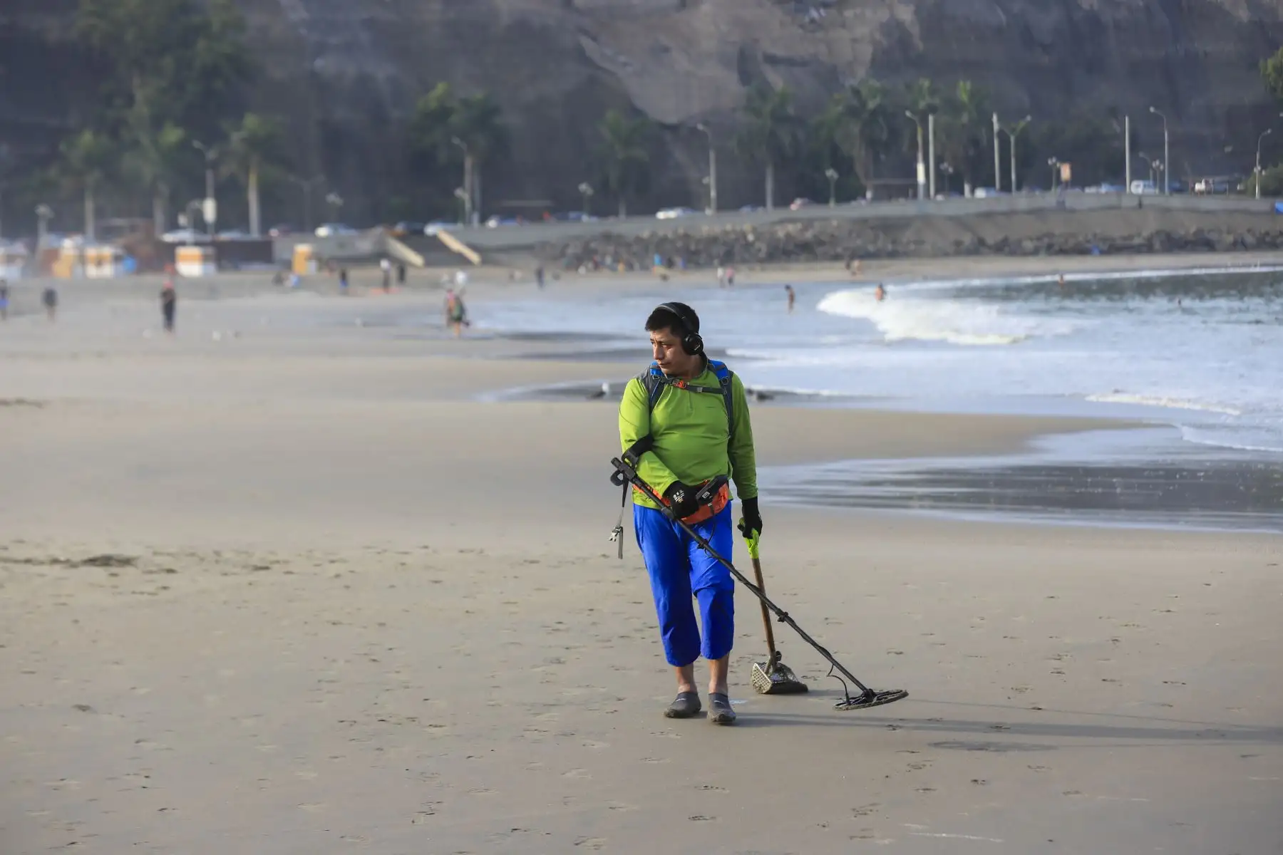 Personal municipal realizó labores de limpieza en la playa Agua Dulce, en Chorrillos, devolviendo el orden al espacio público. Foto: ANDINA/ Ricardo Cuba