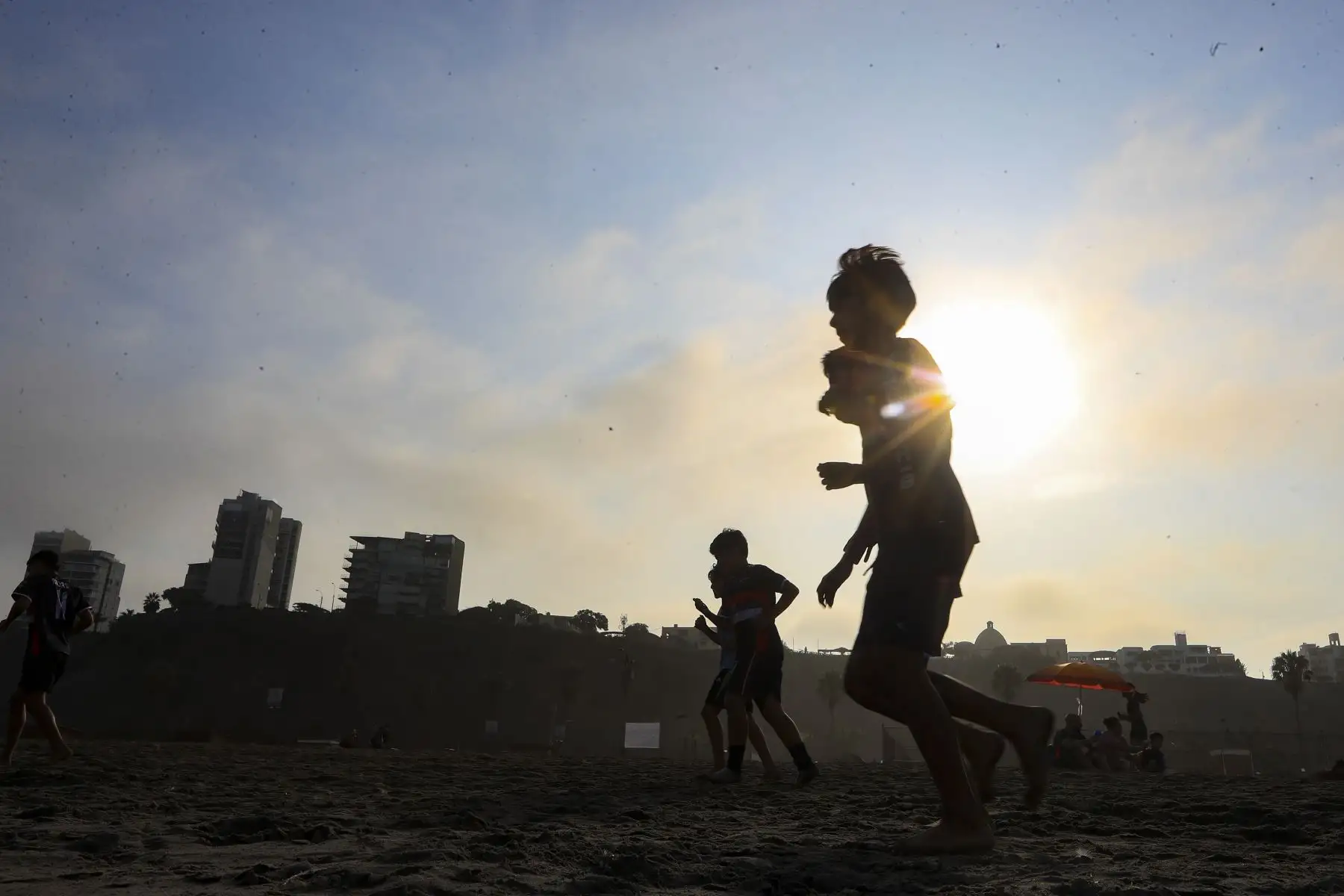 Las autoridades invocan a la ciudadanía a llevarse sus desechos, respetar las normas y mantener una conducta cívica responsable. Foto: ANDINA/ Ricardo Cuba