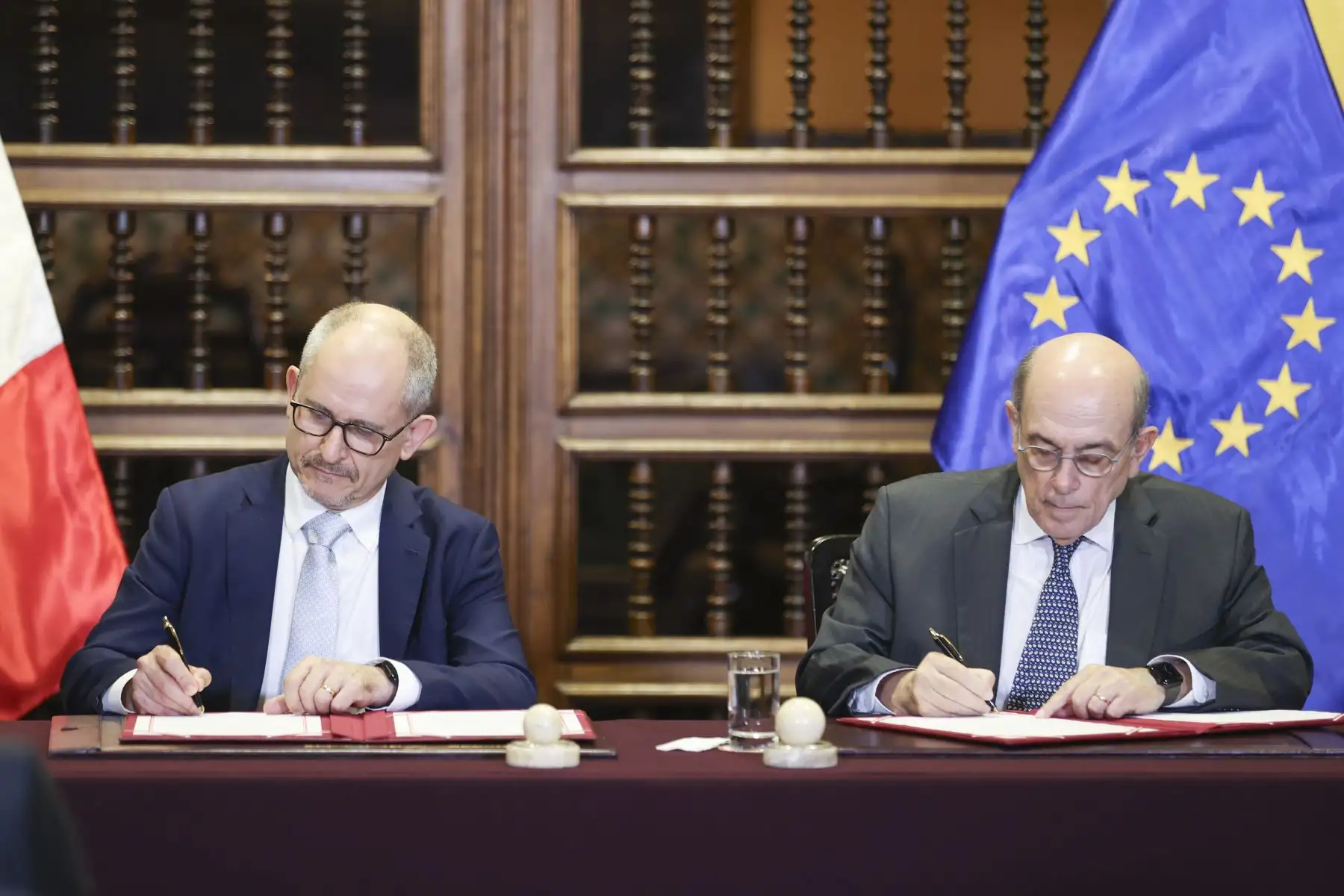 El canciller Hugo de Zela y el embajador de la Unión Europea, Jonathan Hatwell, firmaron un convenio para el despliegue 
de una misión de observación electoral para las Elecciones Generales 2026. Foto: ANDINA/Jhonel Rodríguez Robles